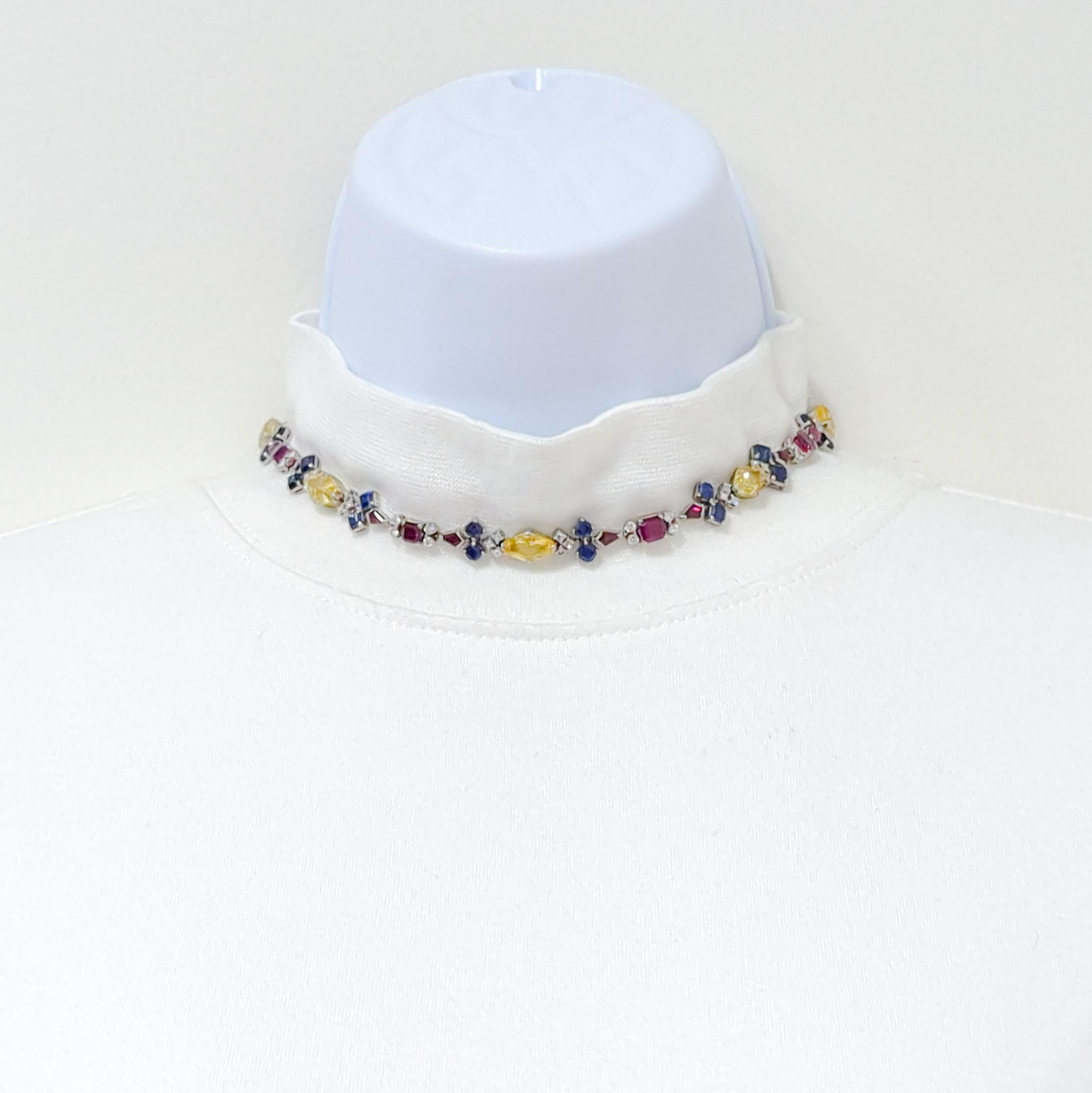 Magnifique collier en saphir multicolore, rubis et diamant blanc fait à la main en platine et or blanc 14k.  Ce collier peut également être porté comme bracelet à double rangée.  Des boucles d'oreilles assorties sont disponibles.