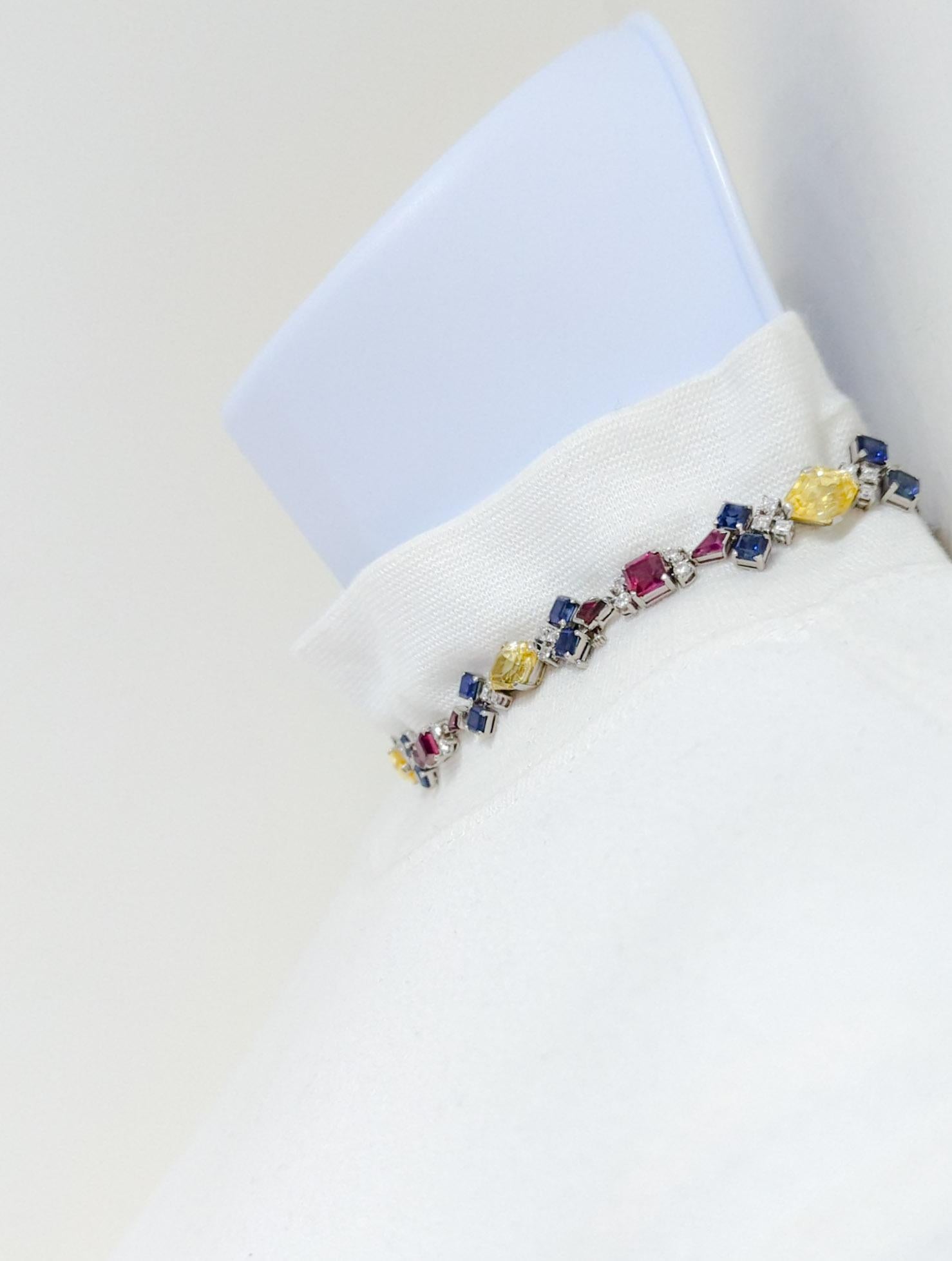 Halskette aus Platin und 14 Karat Weißgold mit mehrfarbigen Saphiren, Rubinen und Diamanten (Smaragdschliff) im Angebot