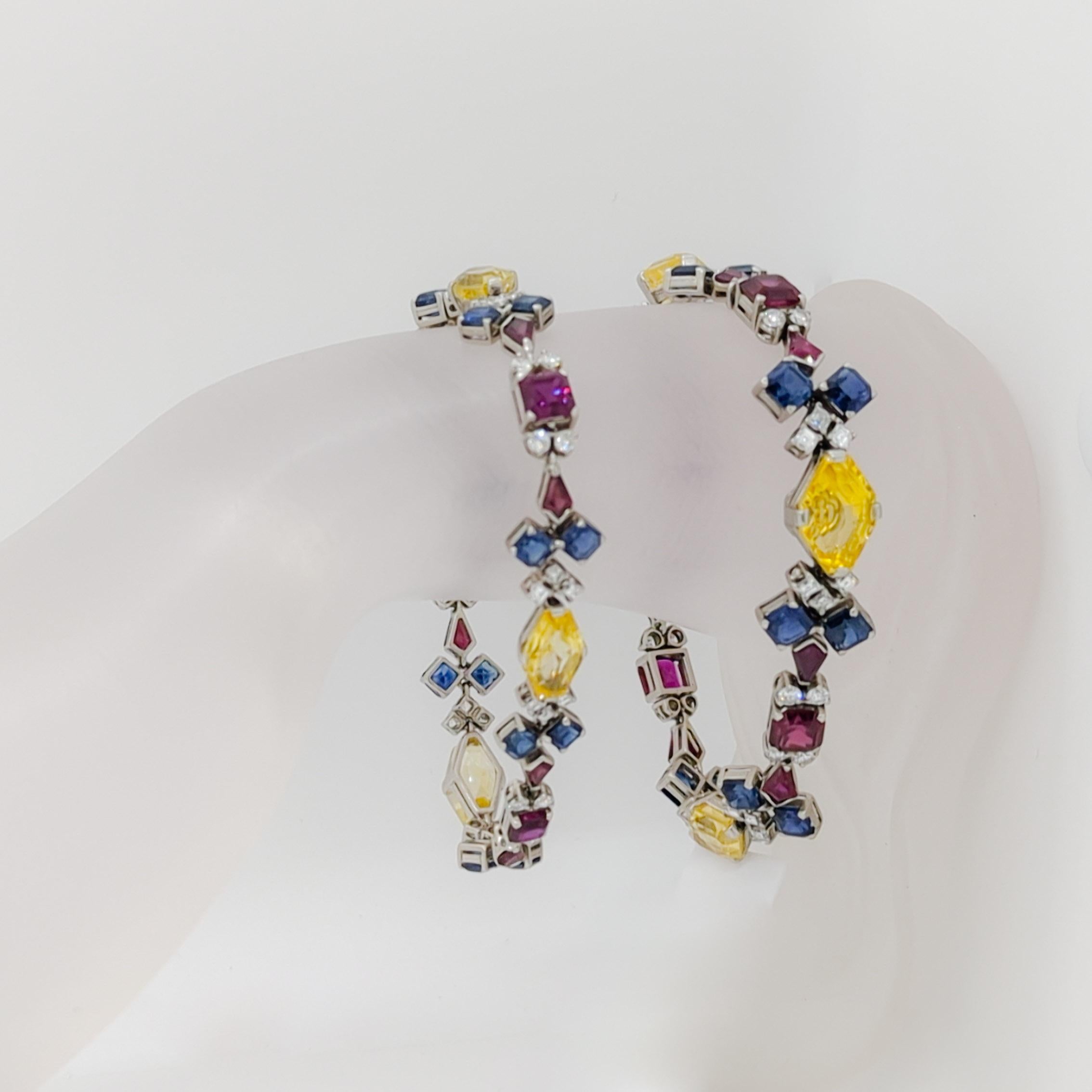 Halskette aus Platin und 14 Karat Weißgold mit mehrfarbigen Saphiren, Rubinen und Diamanten im Zustand „Neu“ im Angebot in Los Angeles, CA