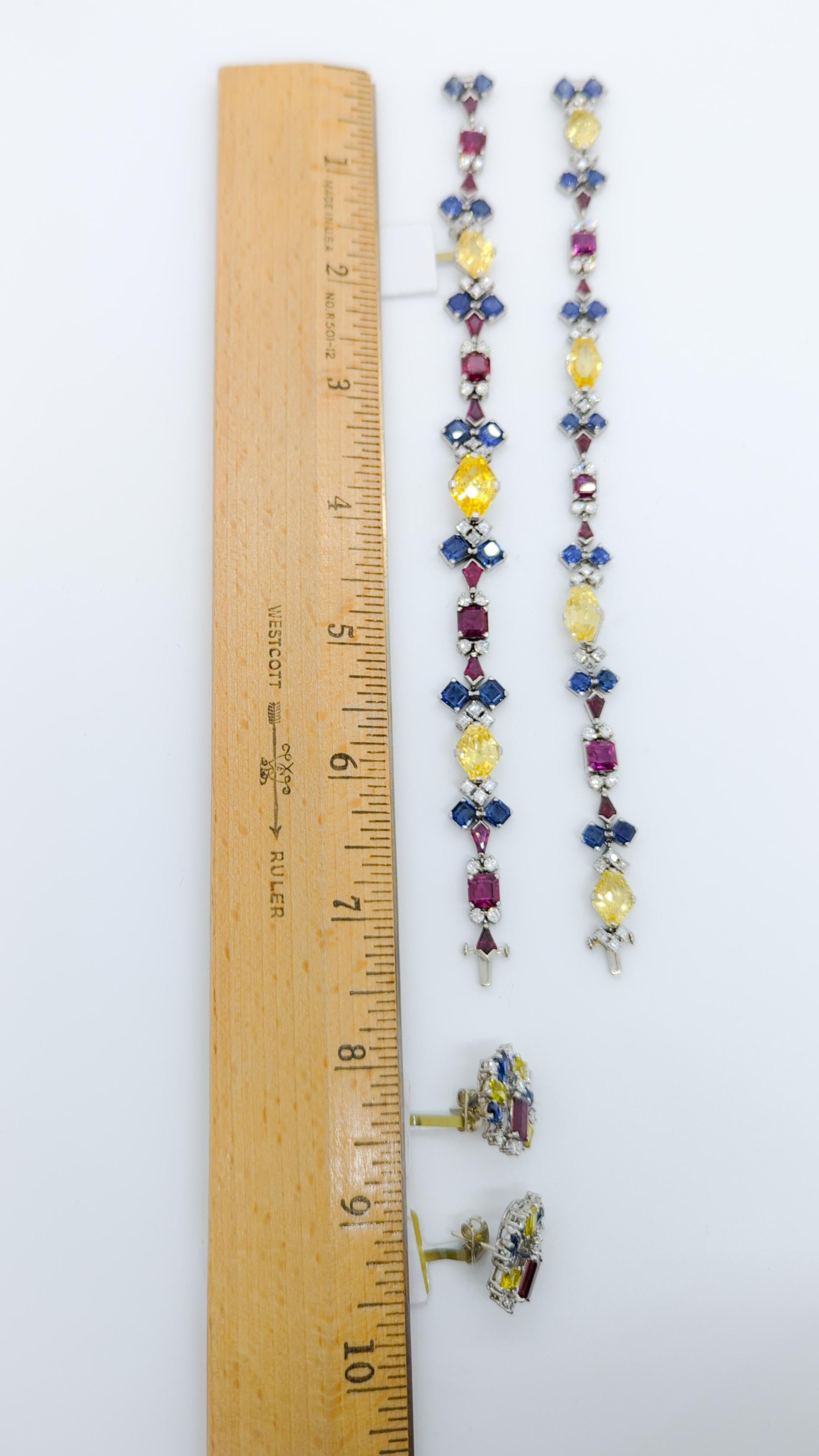 Collier de saphirs multicolores, rubis et diamants en platine et or blanc 14 carats en vente 1