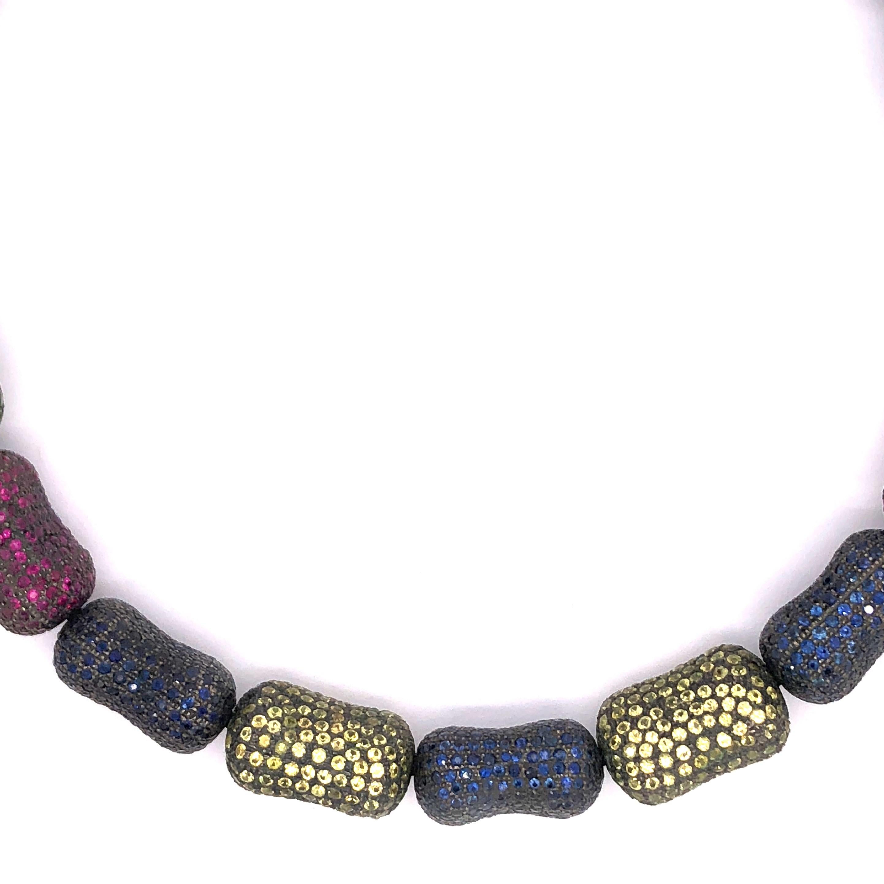Mehrfarbige Saphir, Tsavorit, Rubin Makramee-Halskette (Moderne) im Angebot
