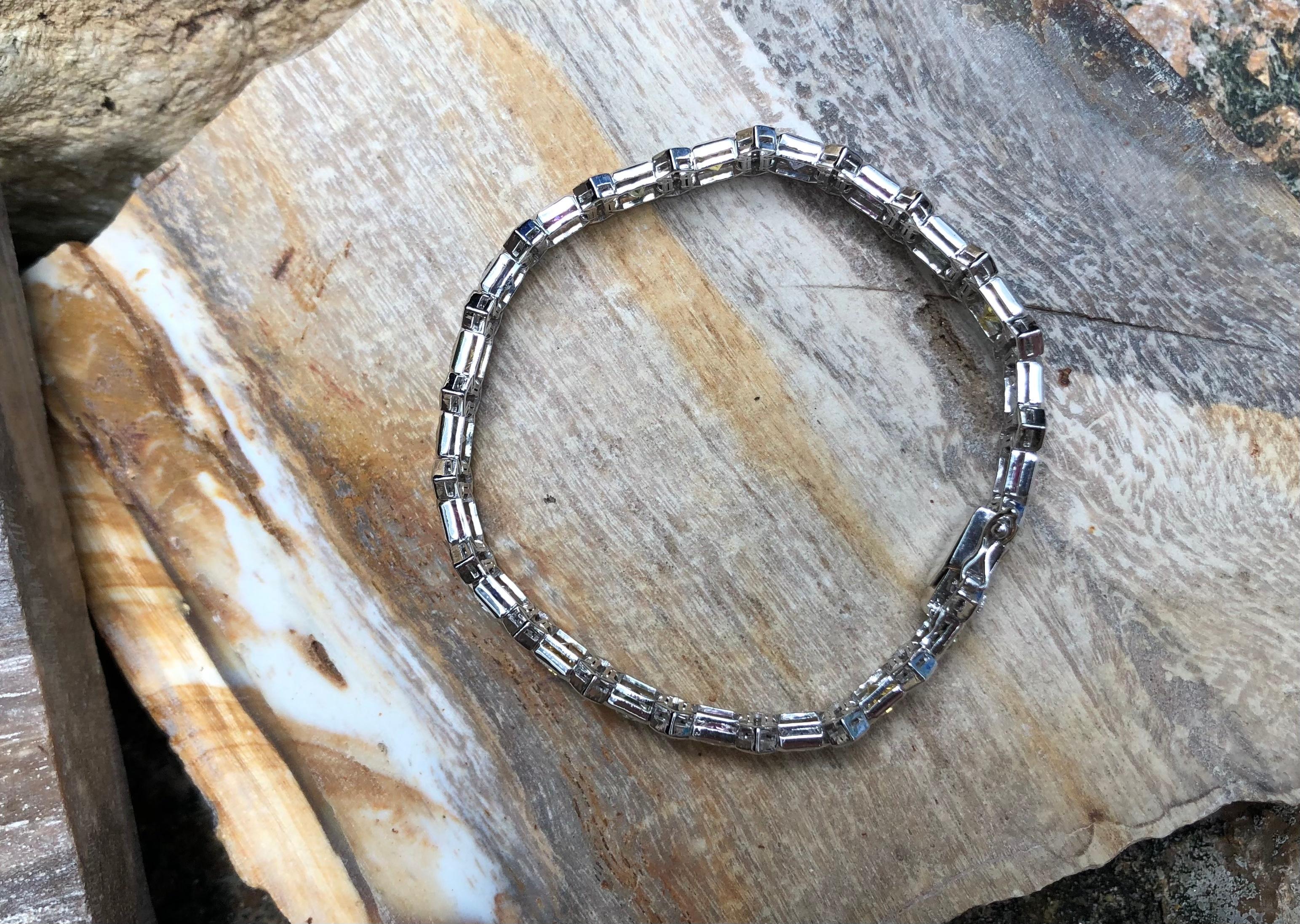 Bracelet de saphirs multicolores et diamants sertis dans une monture en or blanc 18 carats Unisexe en vente