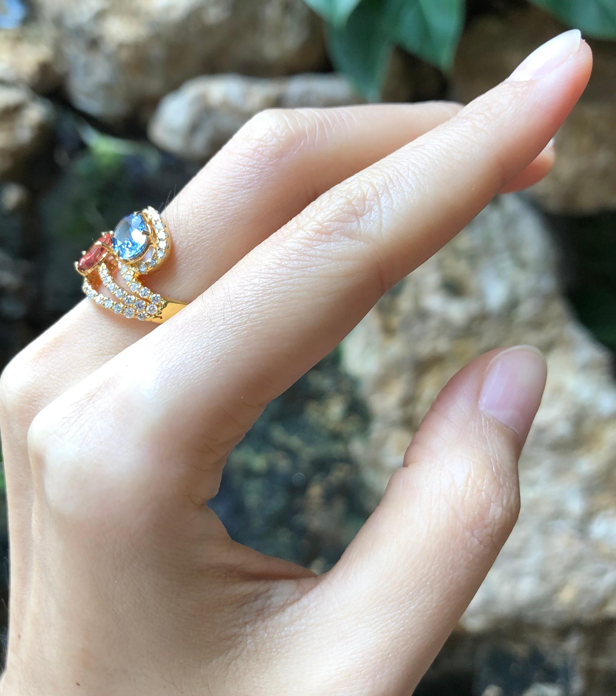 Contemporaneo Anello con zaffiro multicolore e diamanti incastonati in oro 18 carati in vendita