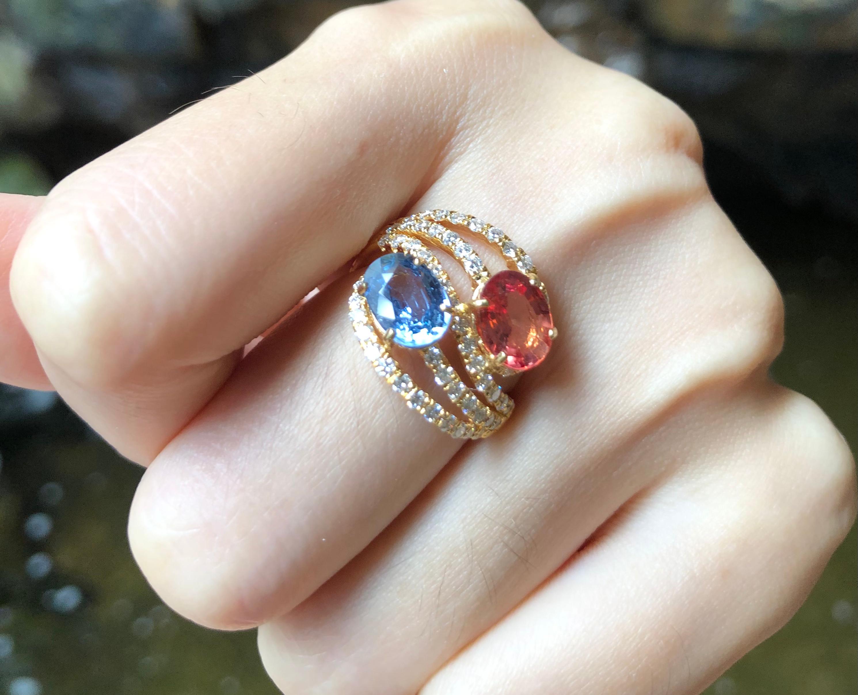 Taglio ovale Anello con zaffiro multicolore e diamanti incastonati in oro 18 carati in vendita