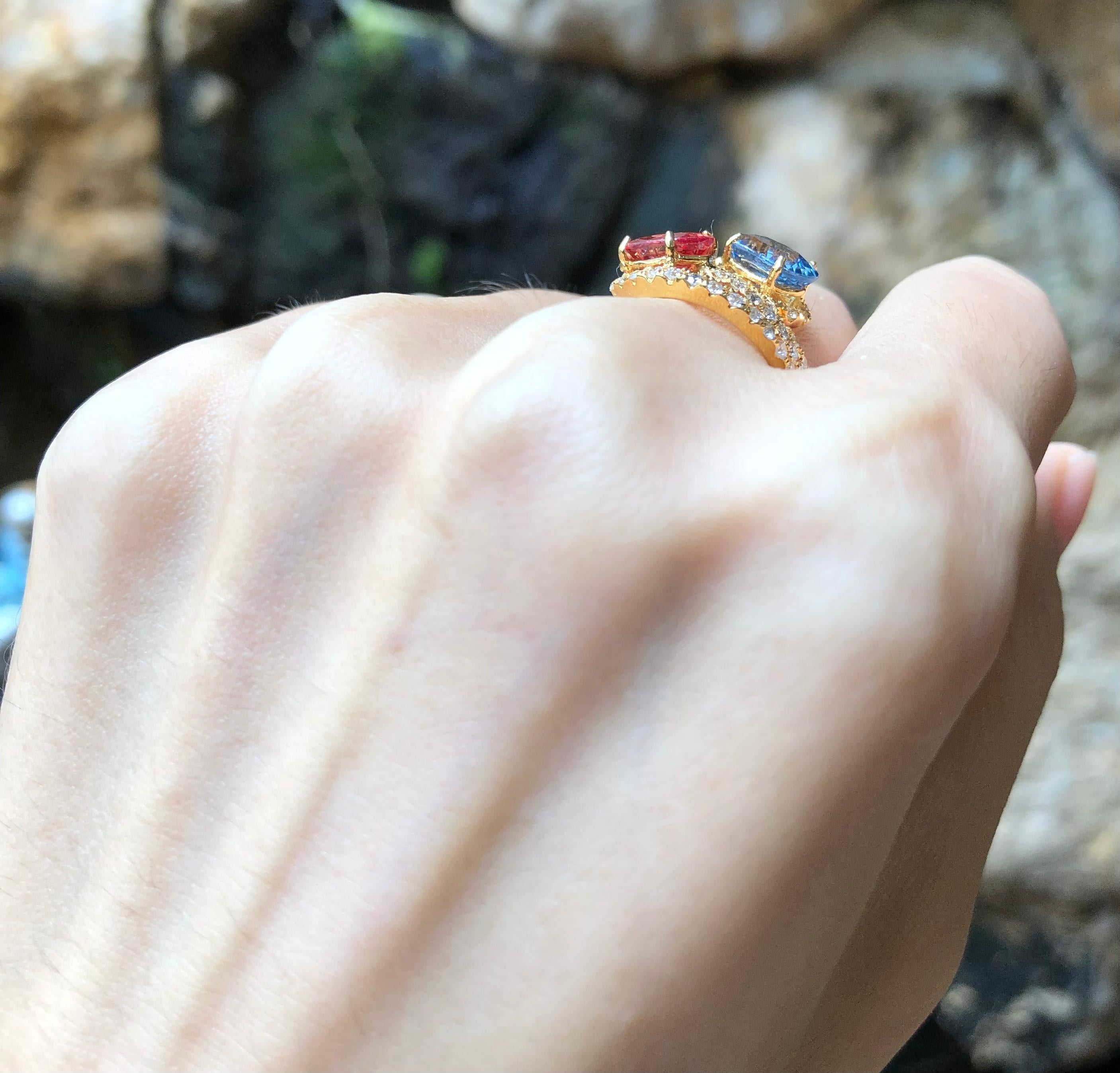 Anello con zaffiro multicolore e diamanti incastonati in oro 18 carati In condizioni Nuovo in vendita a Bangkok, TH