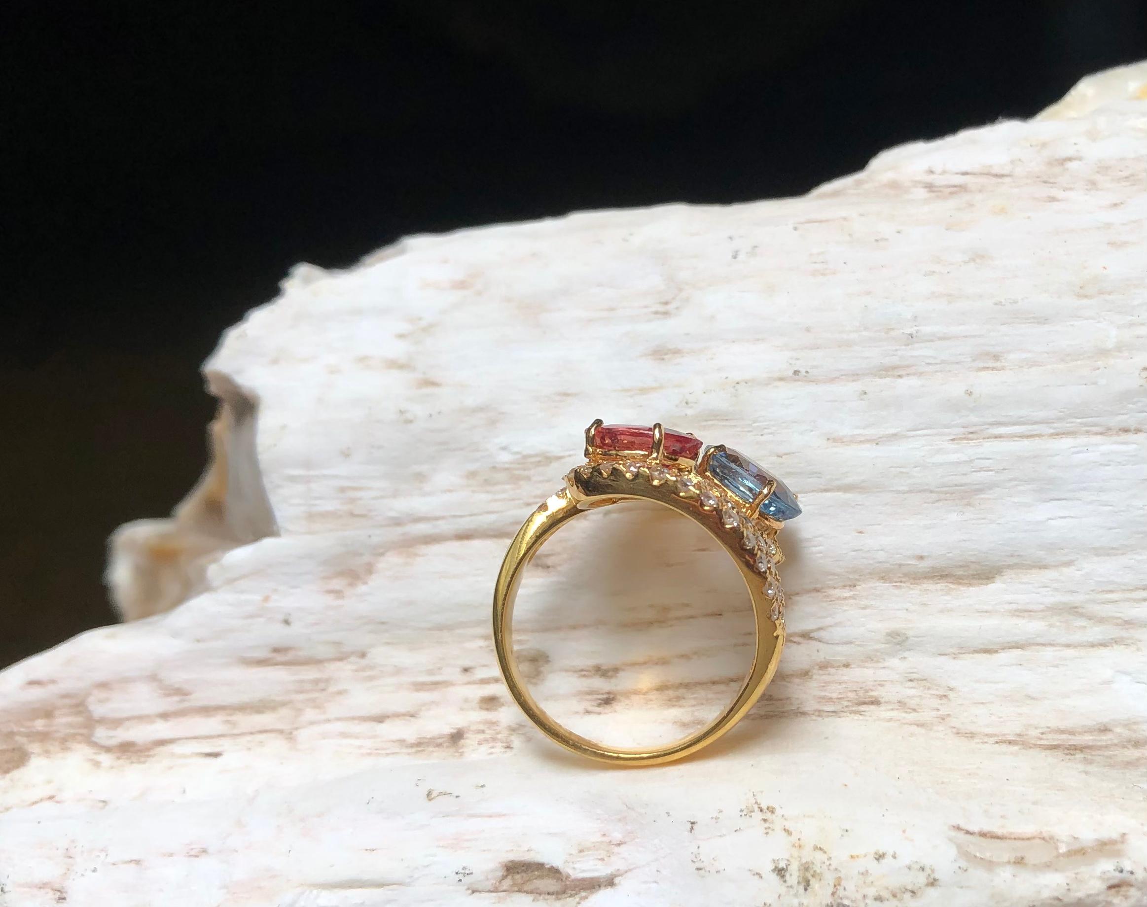Anello con zaffiro multicolore e diamanti incastonati in oro 18 carati in vendita 3