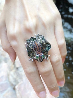 Bague grenouille en saphir multicolore et tsavorite sertie dans des montures en argent