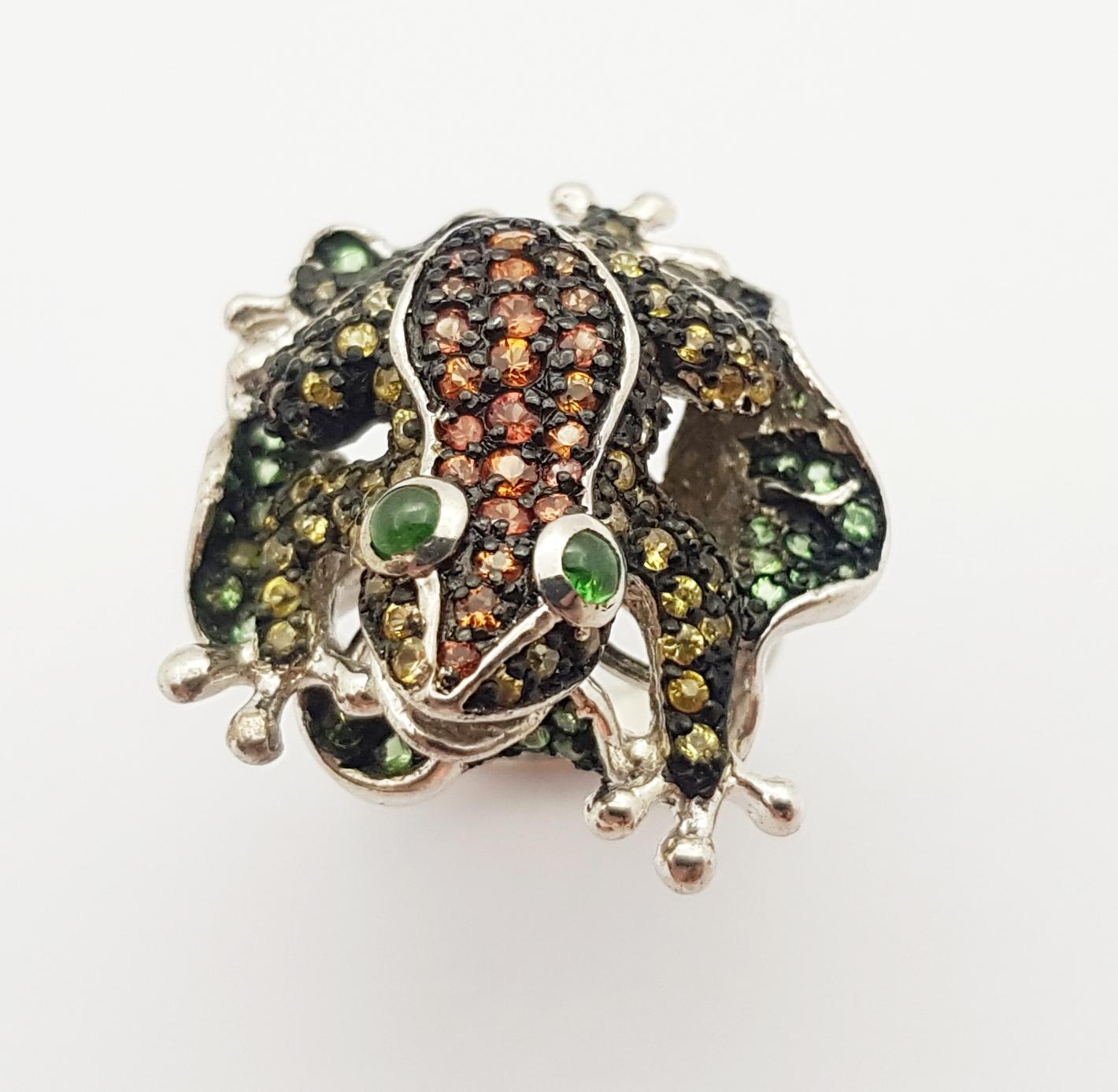 Multi-Color Sapphire with Tsavorite Frog Ring set in Silver Settings In New Condition For Sale In Dusit, 10