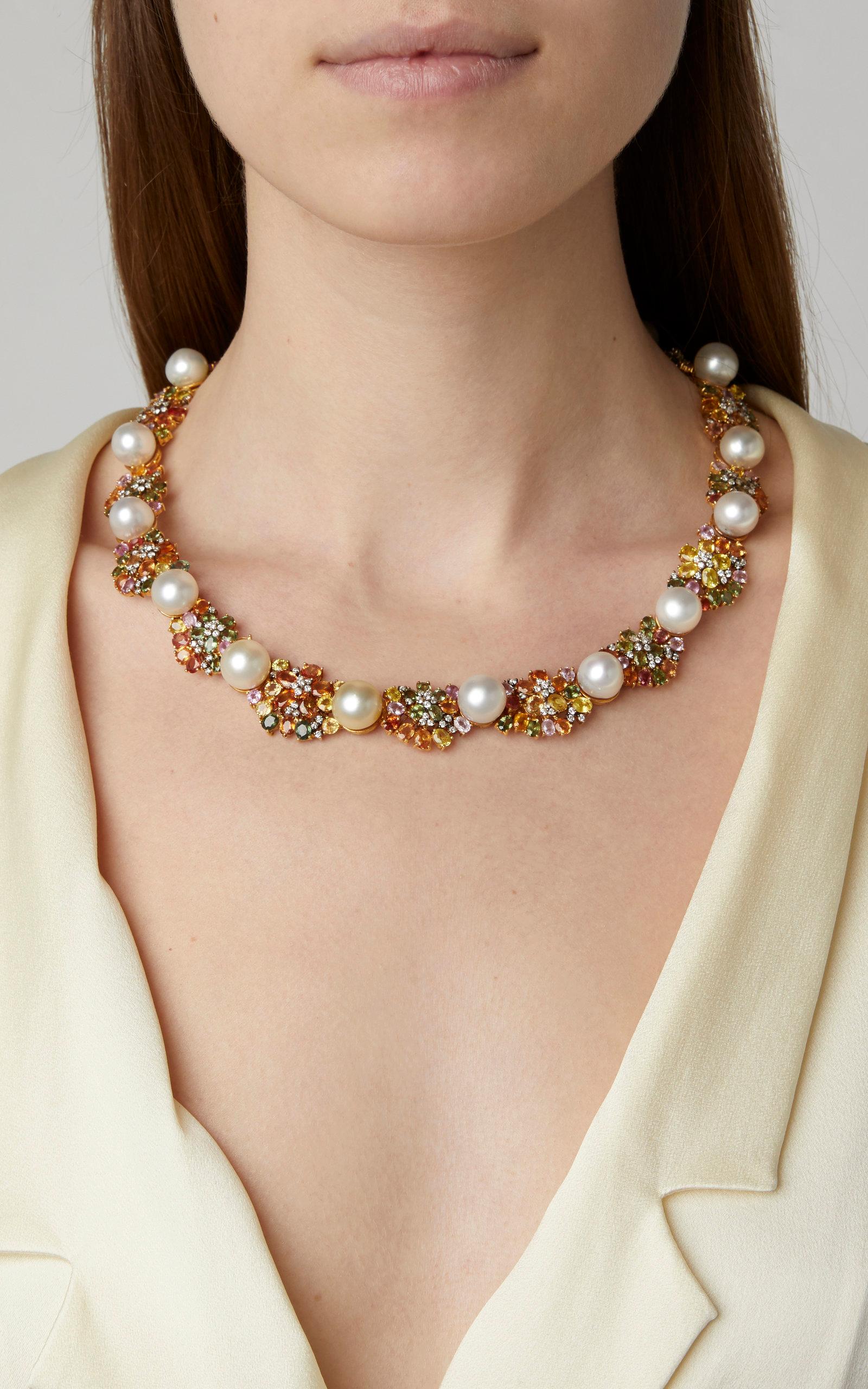 Un collier impressionnant en or jaune 18kt rehaussé de saphirs multicolores et de perles. Fabriqué en Italie, vers 1980.