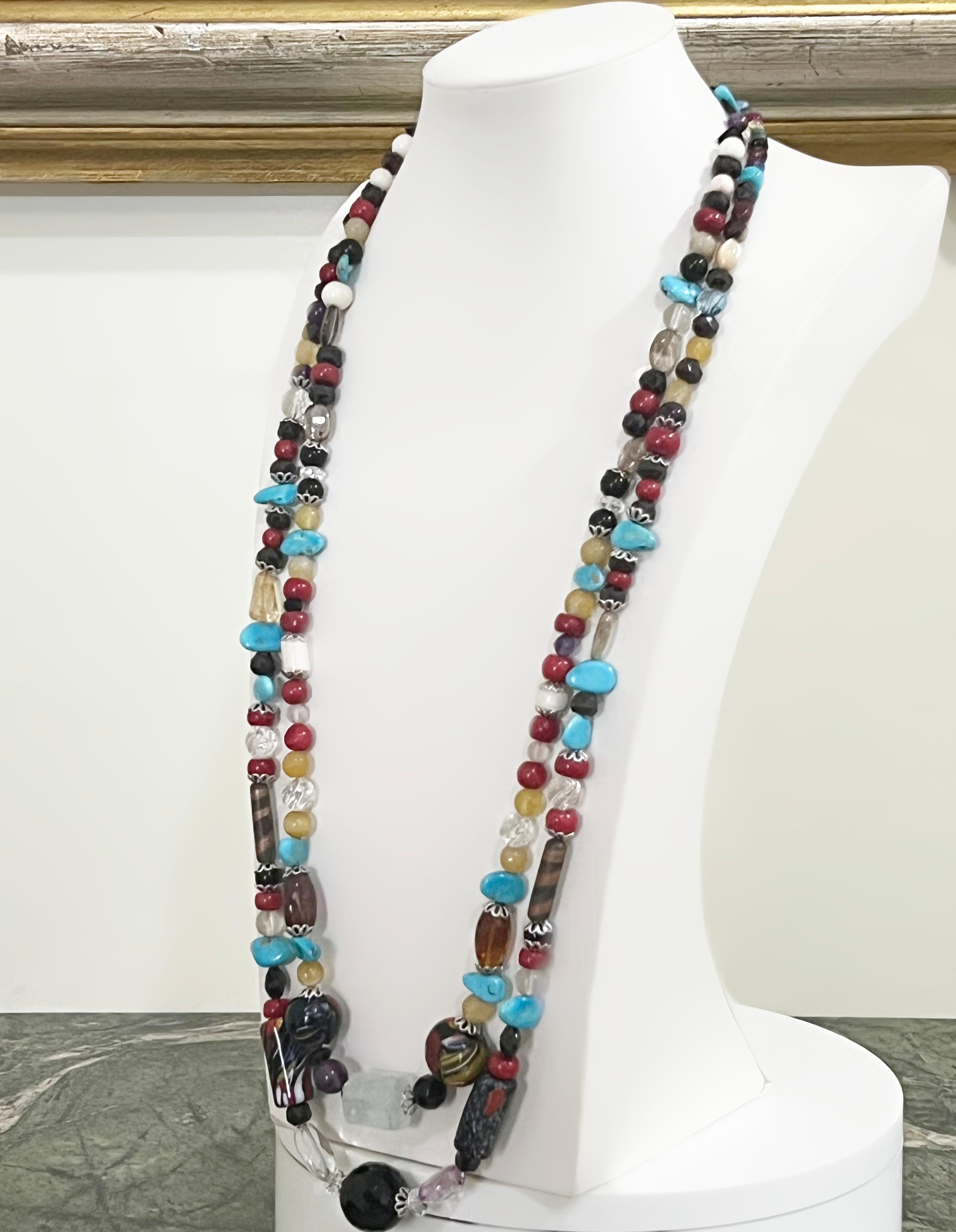 Questa collana multicolore è una vera e propria celebrazione della varietà e del colore, intessuta con pietre semi-preziose di varie dimensioni e tonalità. La chiusura è in argento 800, per garantire un tocco di eleganza e sicurezza. Ogni pietra è