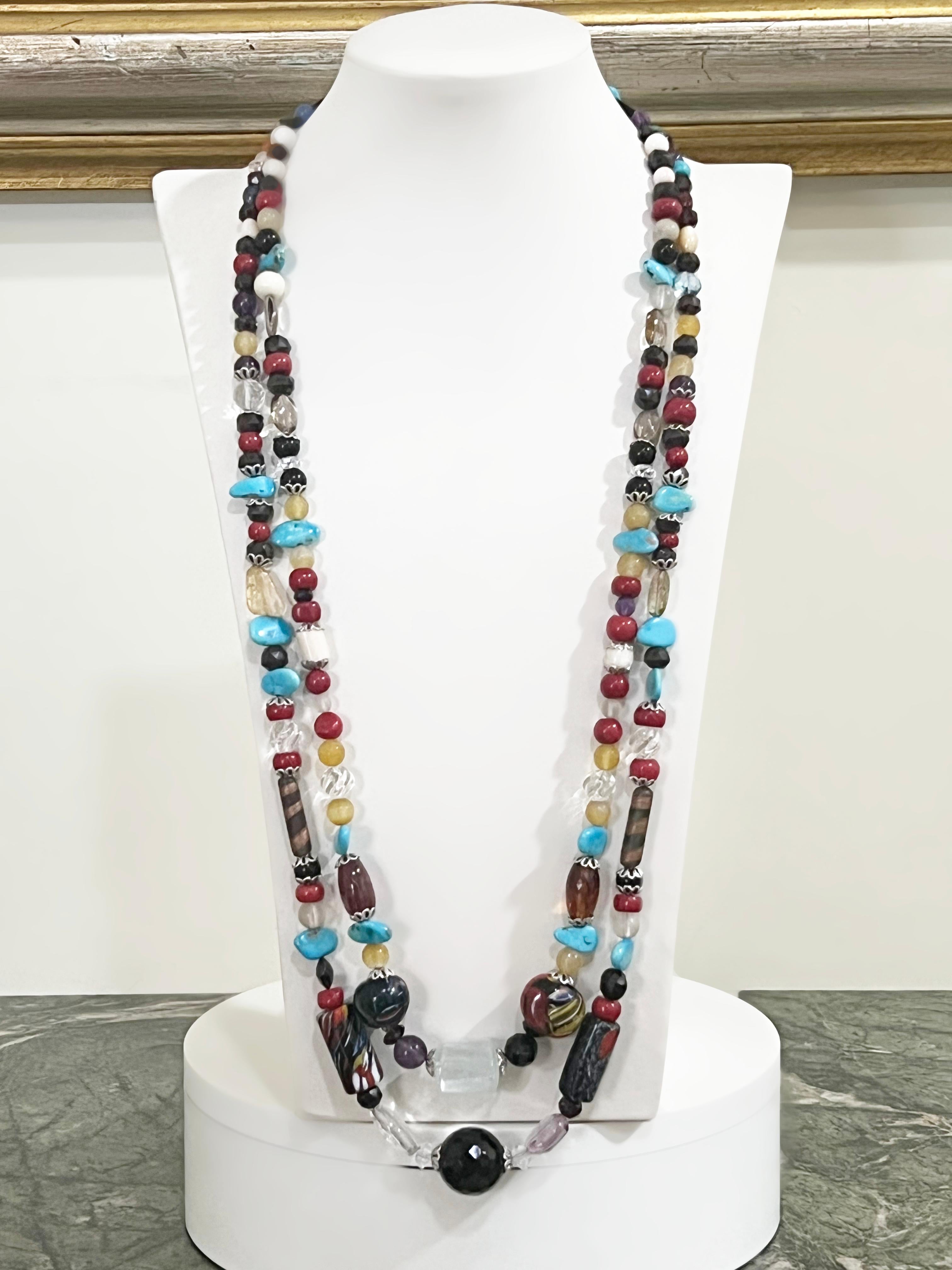 Collana di perline in argento multicolore in vendita 1