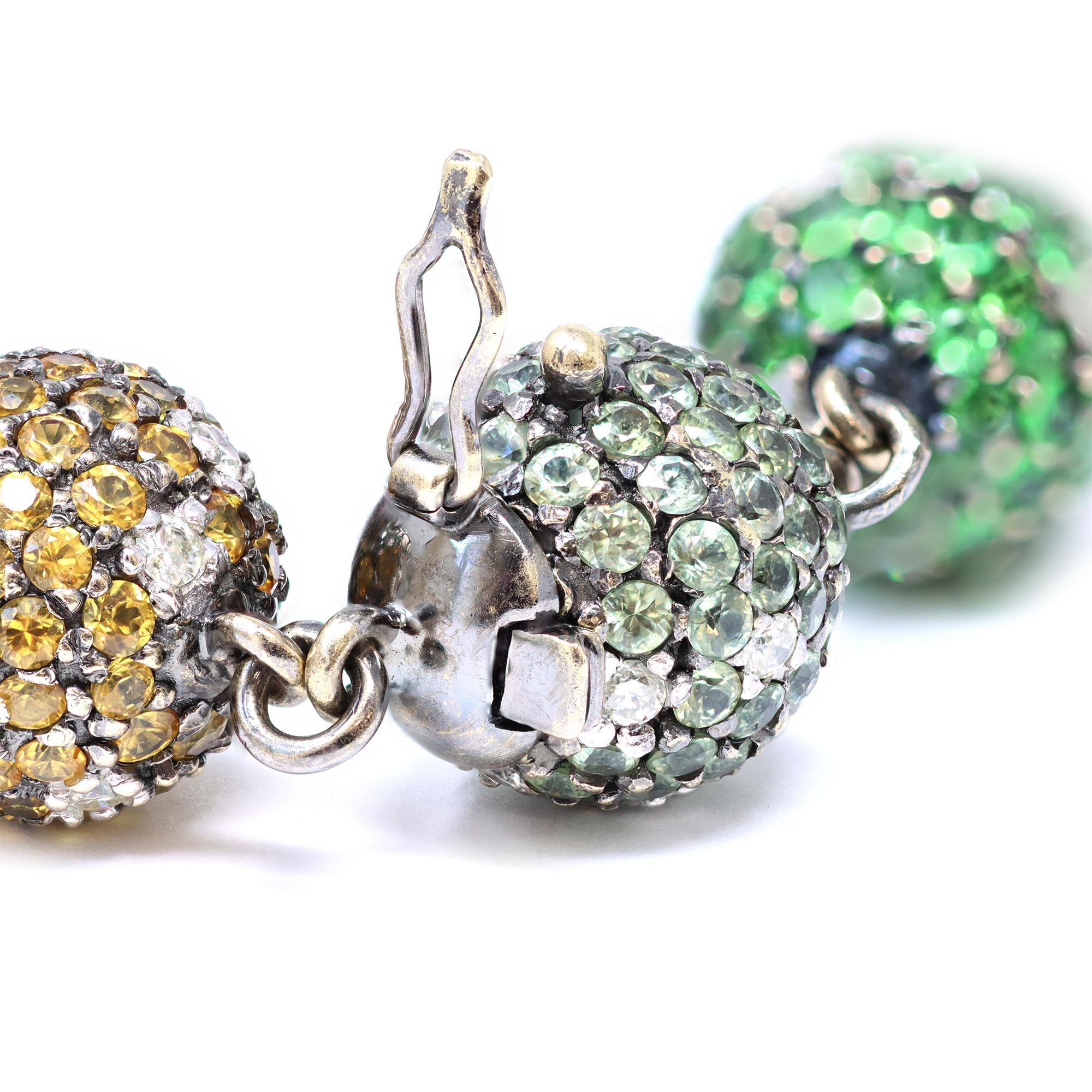 Moderno Collana di perle con pietre multicolore e pavé di diamanti in 18 carati in vendita
