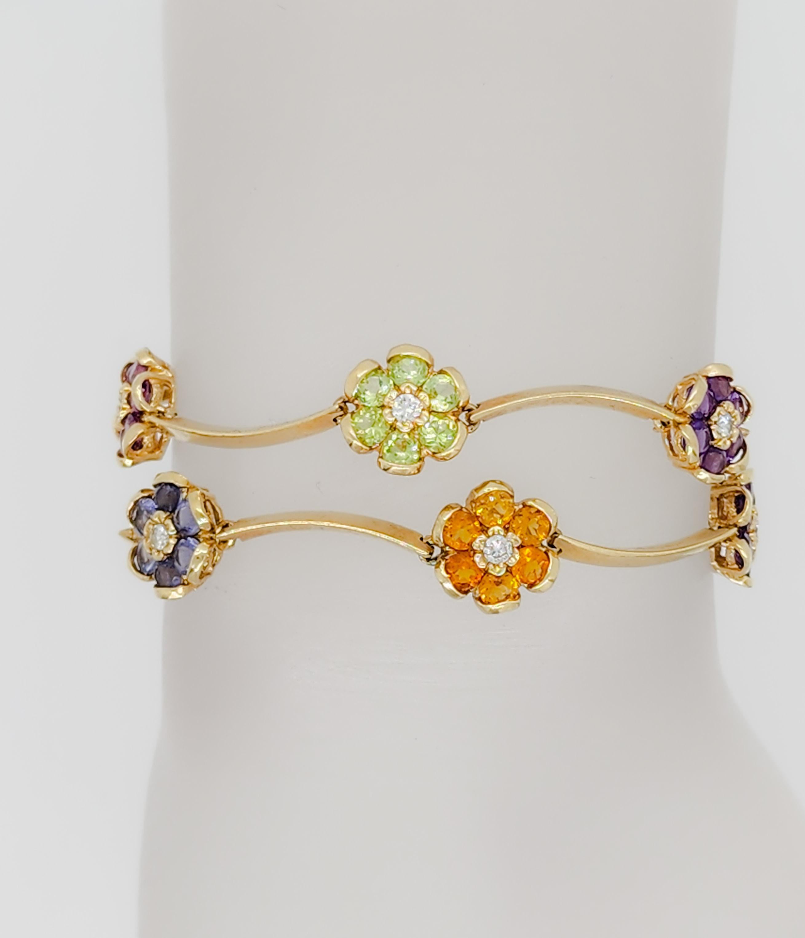 Bellissimo bracciale floreale con pietre multicolori e diamanti bianchi.  Realizzato a mano in oro giallo 14 carati.  La lunghezza è di 7