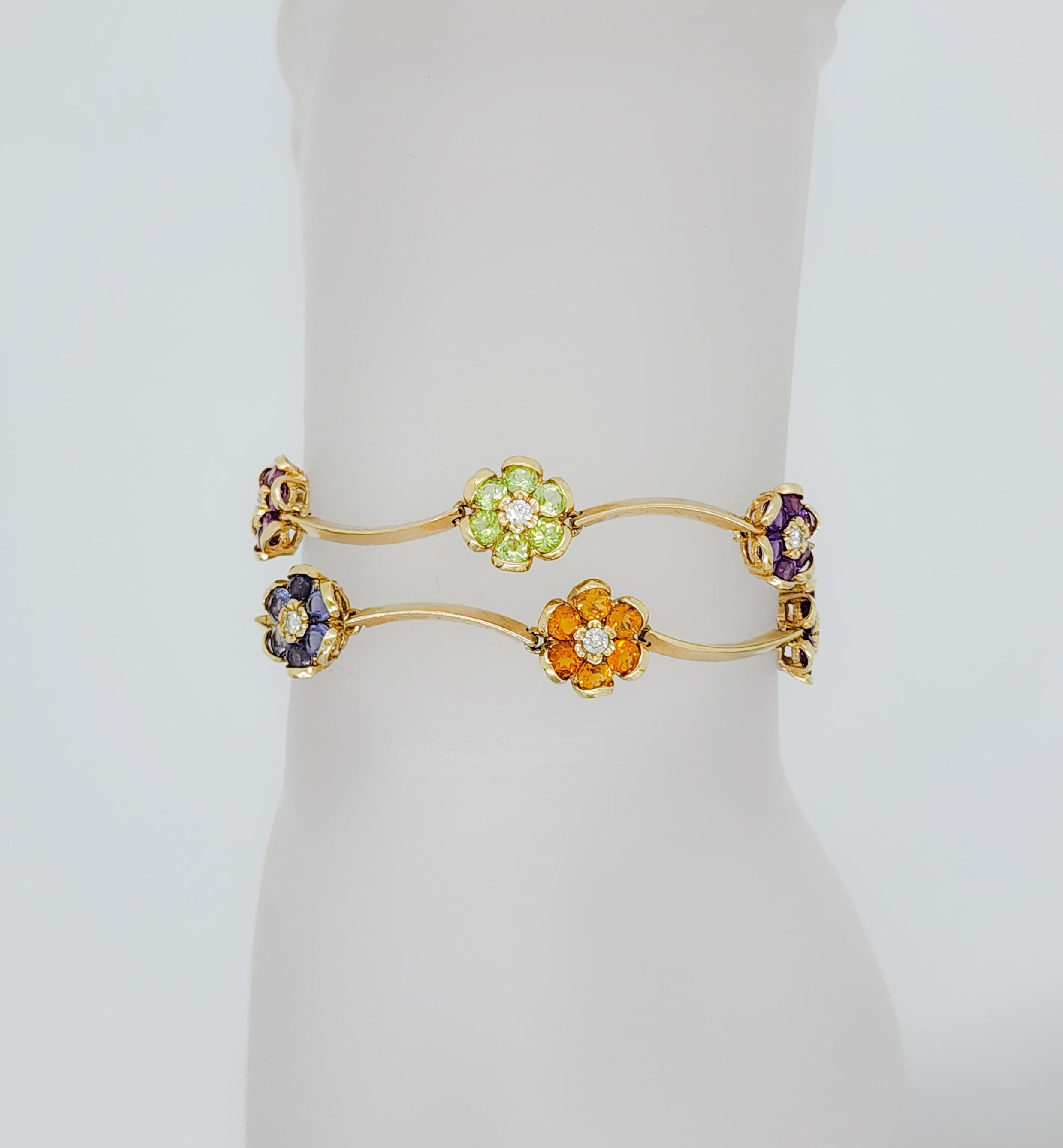 Mehrfarbiges Blumenarmband aus 14 Karat Gelbgold mit weißen Steinen und weißen Diamanten (Rundschliff) im Angebot