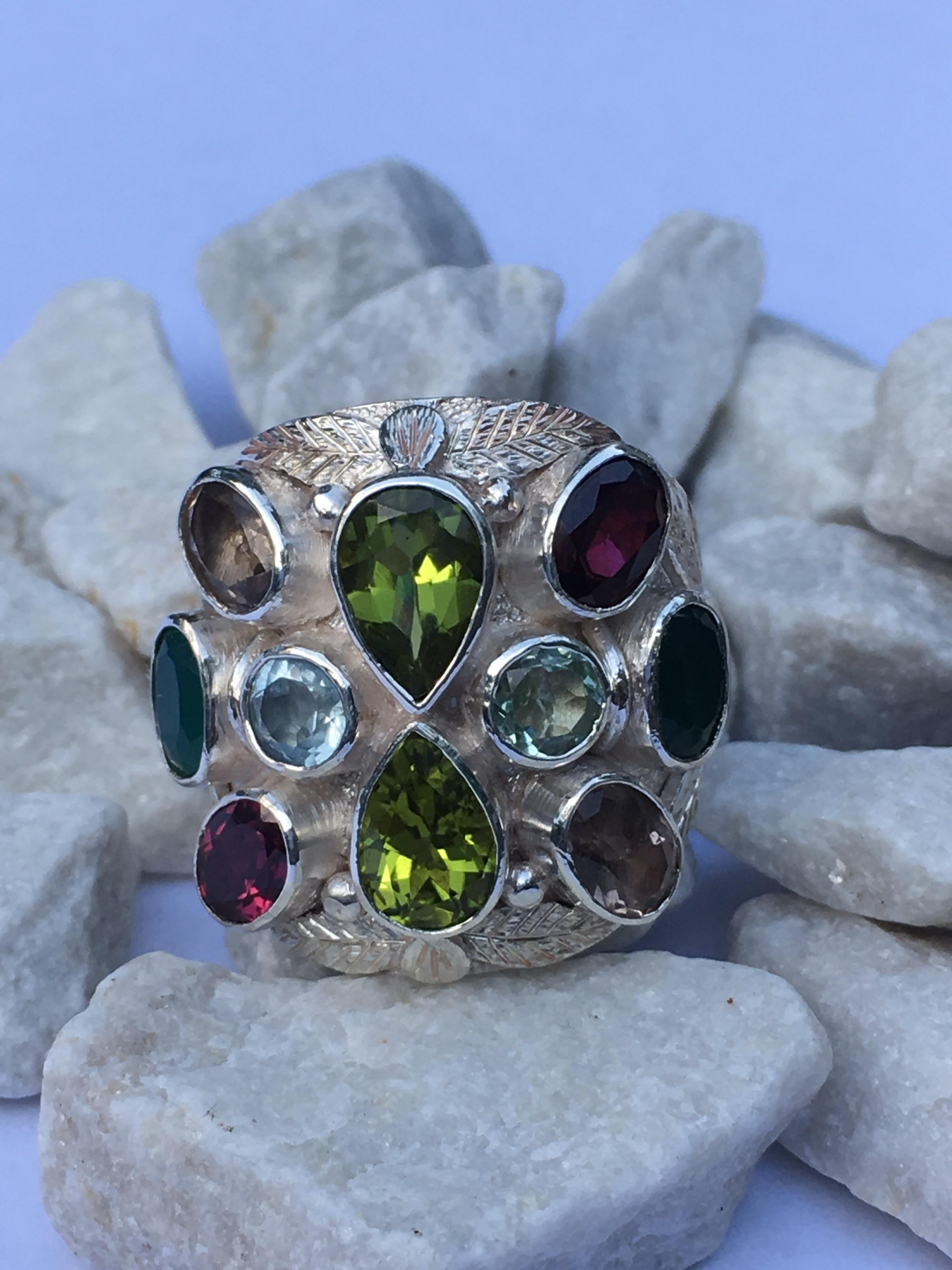 Handgefertigter Ring mit mehrfarbigen Steinen im Angebot 7