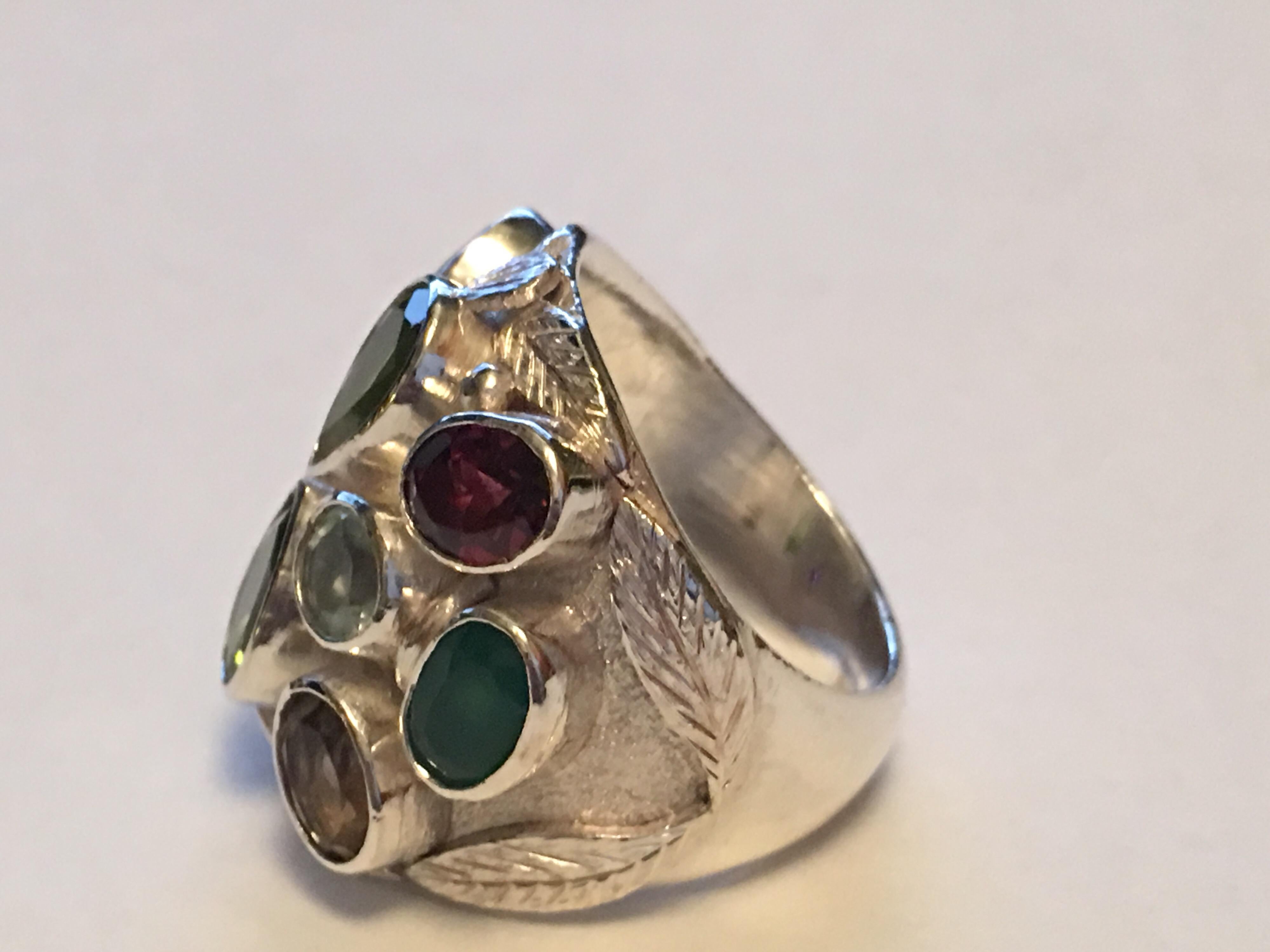 Handgefertigter Ring mit mehrfarbigen Steinen für Damen oder Herren im Angebot
