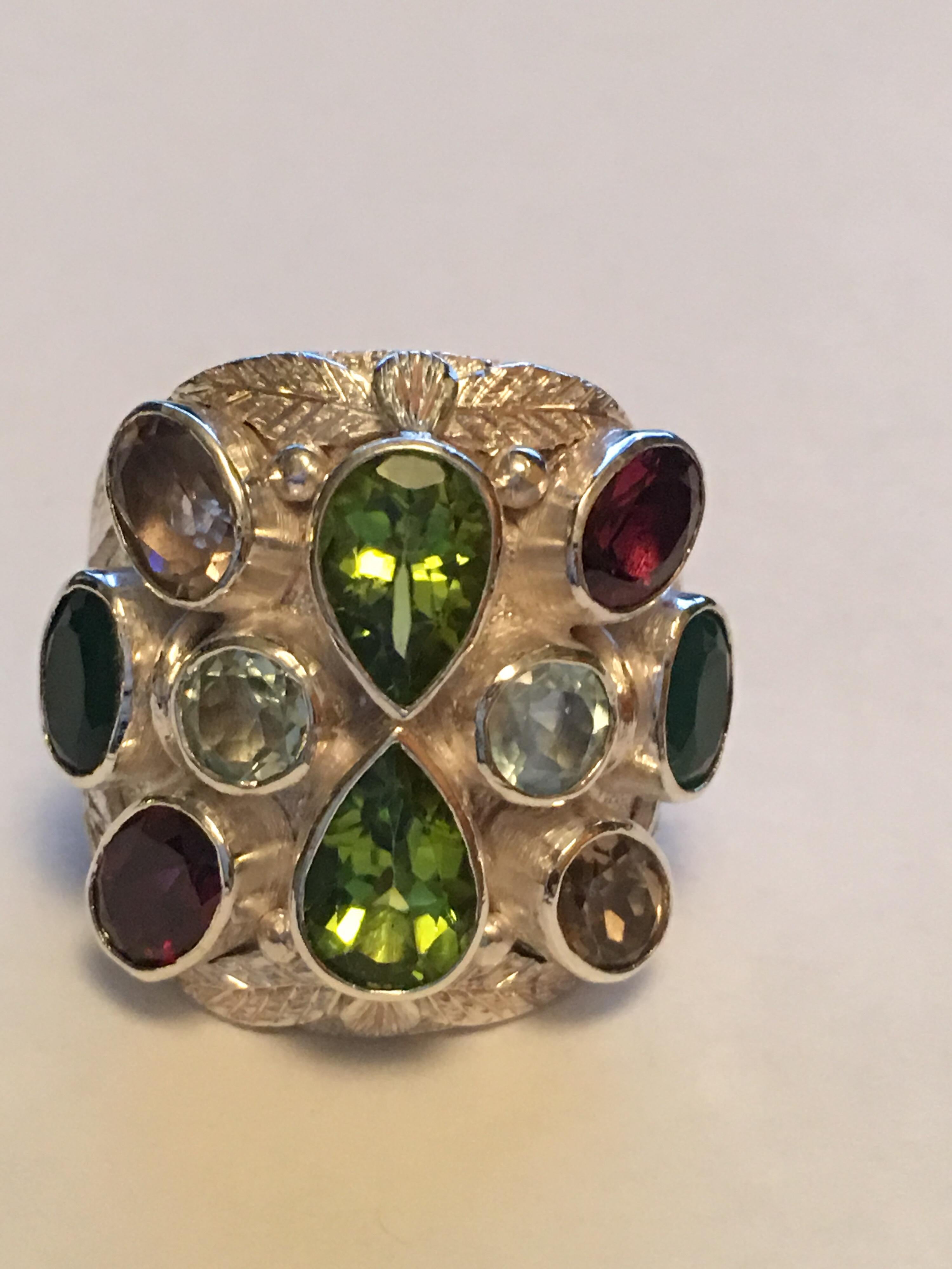 Handgefertigter Ring mit mehrfarbigen Steinen im Angebot 2
