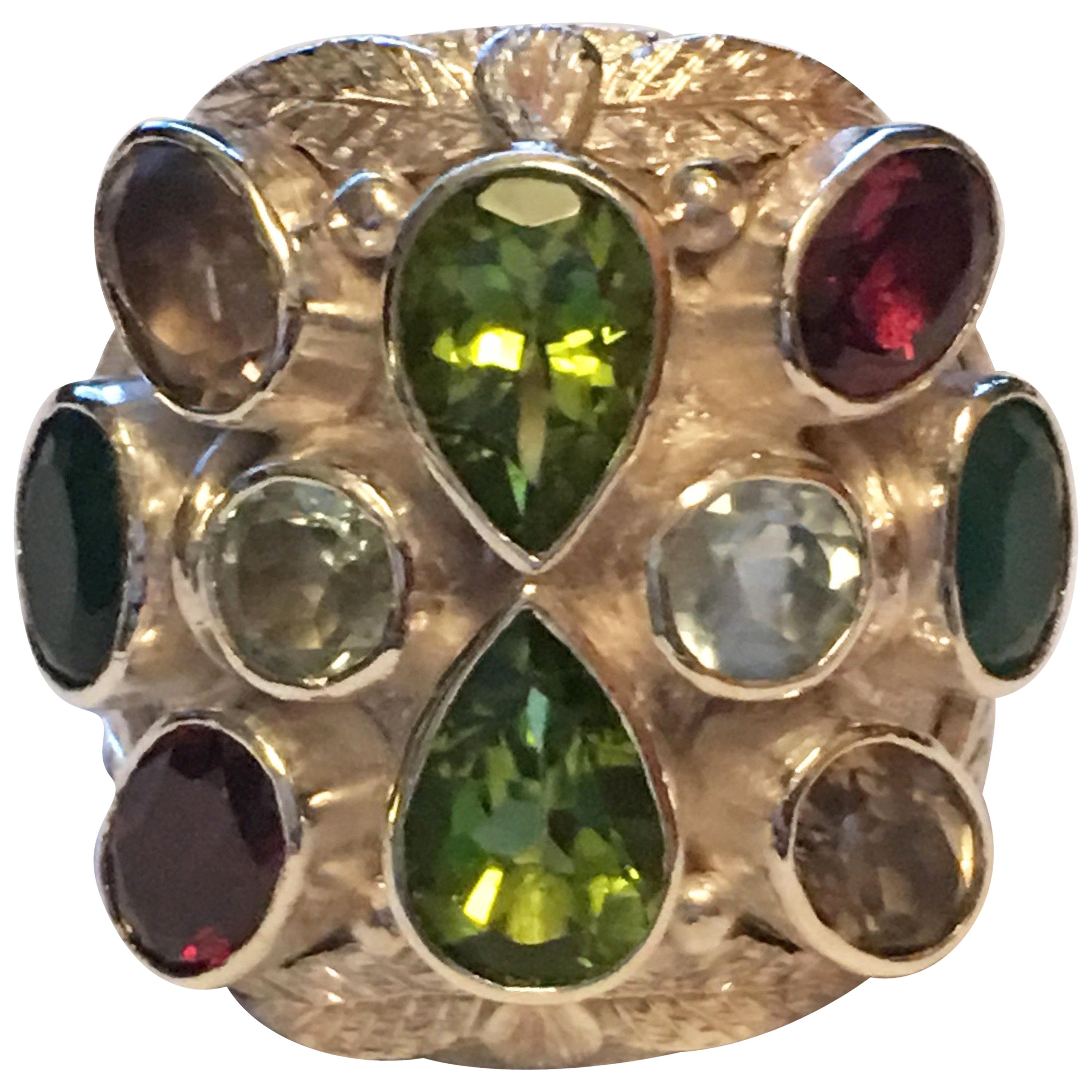 Handgefertigter Ring mit mehrfarbigen Steinen