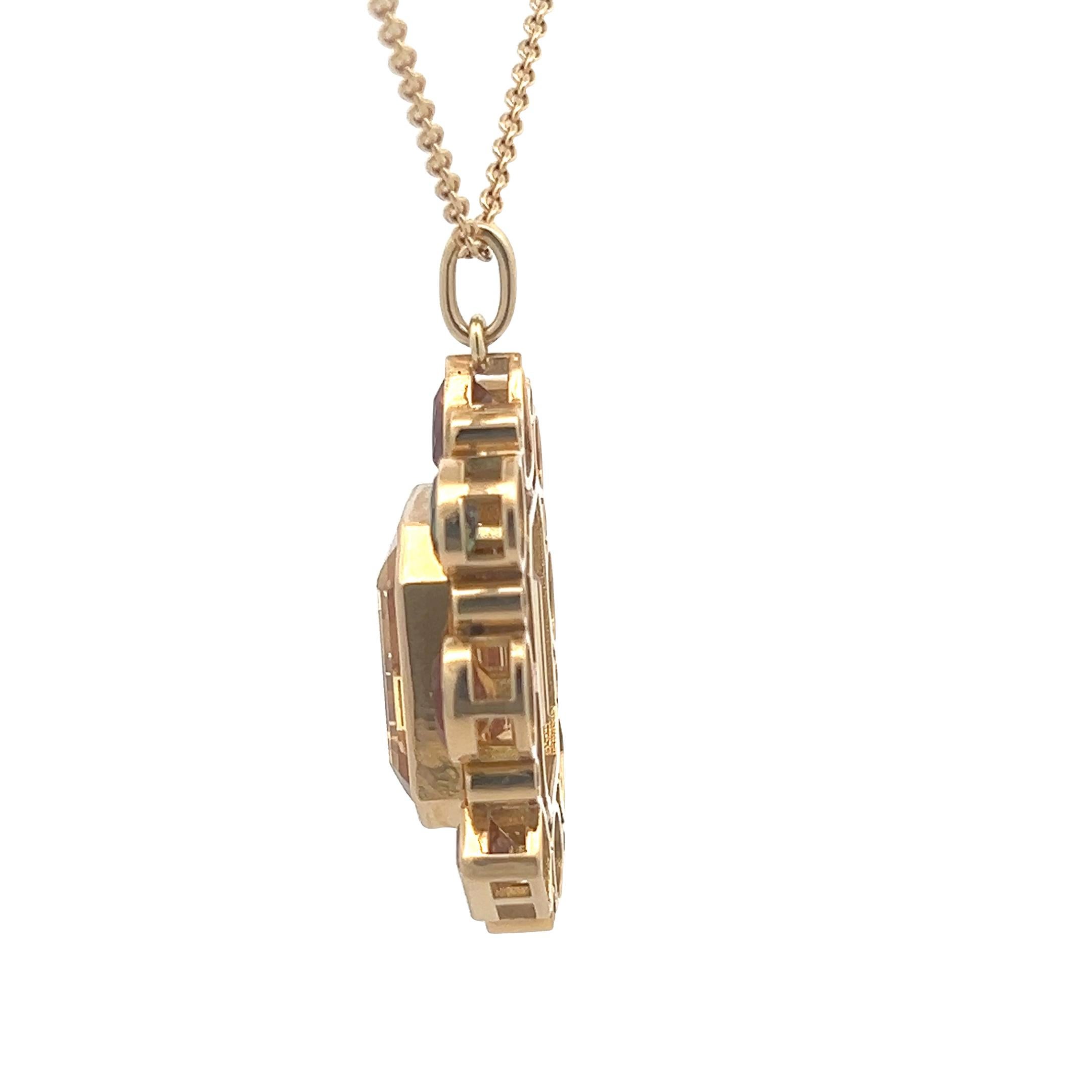 Drapez-vous d'une él�égance pure avec ce luxueux pendentif en pierres précieuses, conçu pour captiver sous tous les angles. Réalisée en or jaune 18 carats, cette pièce remarquable est ornée d'une pièce maîtresse composée de pierres multicolores