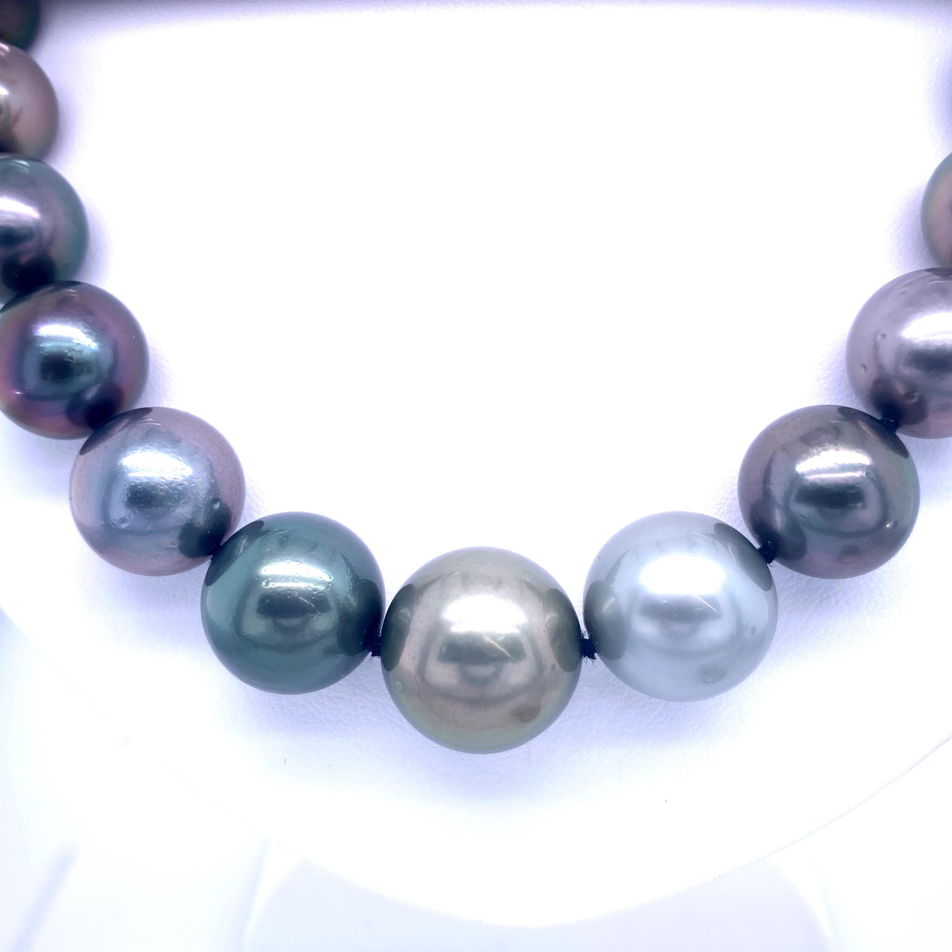Multi-Color Tahiti-Perlenkette mit 29 runden Perlen von hellgrau bis dunkelgrau mit einer Größe von 12,2-16,7 MM, mit einem 14k Weißgold Hochglanz-Kugelverschluss. 

Qualität der Perlen: AAA
Perlglanz: AAA Ausgezeichnet
Perlmutt : Sehr dick

Der