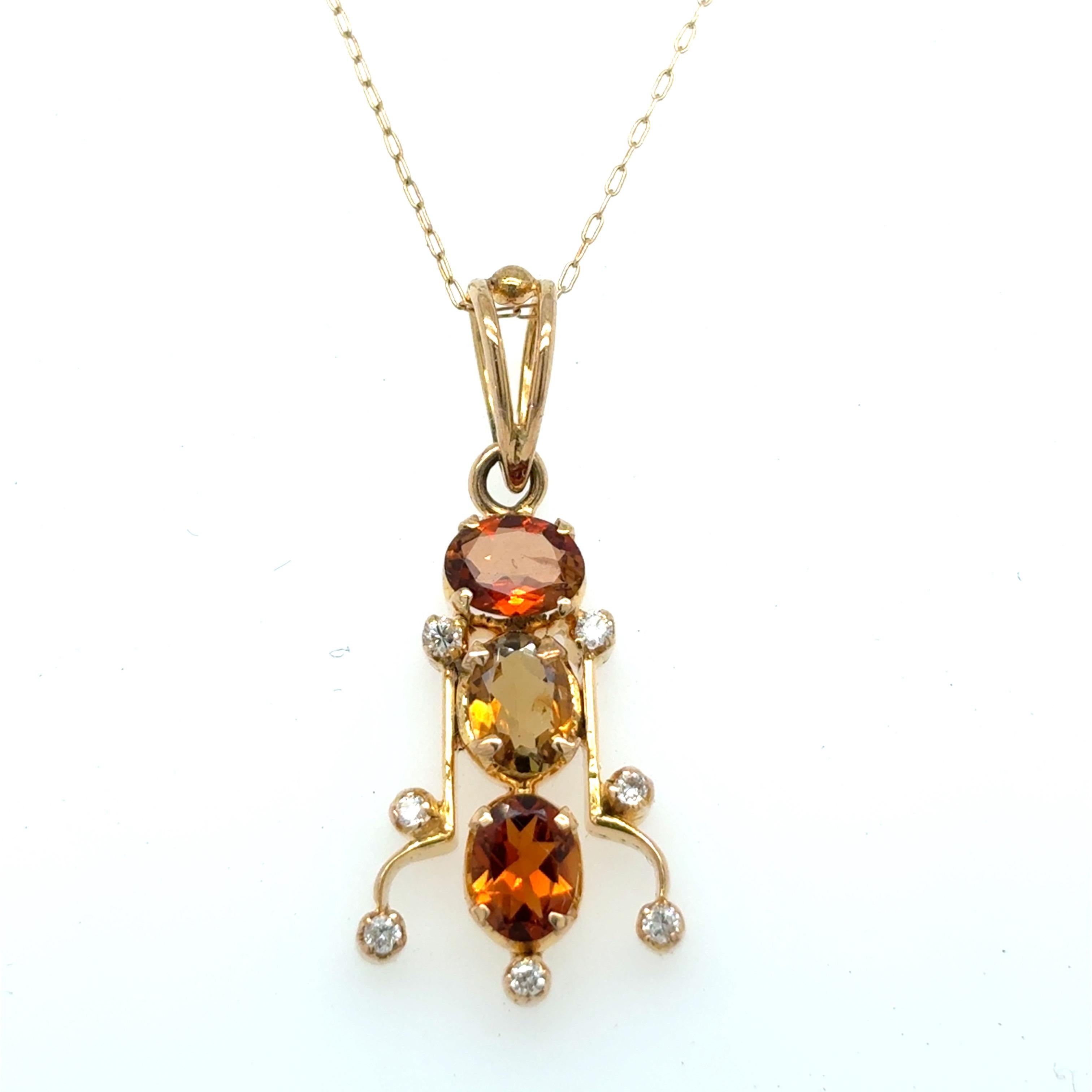 Pendentif tourmaline multicolore et diamant
Les tourmalines jaune et orange vibrantes rayonnent de chaleur dans ce pendentif en or jaune 14k fabriqué à la main. Agrémentée de diamants blancs étincelants pour plus de charme, la monture dorée met en
