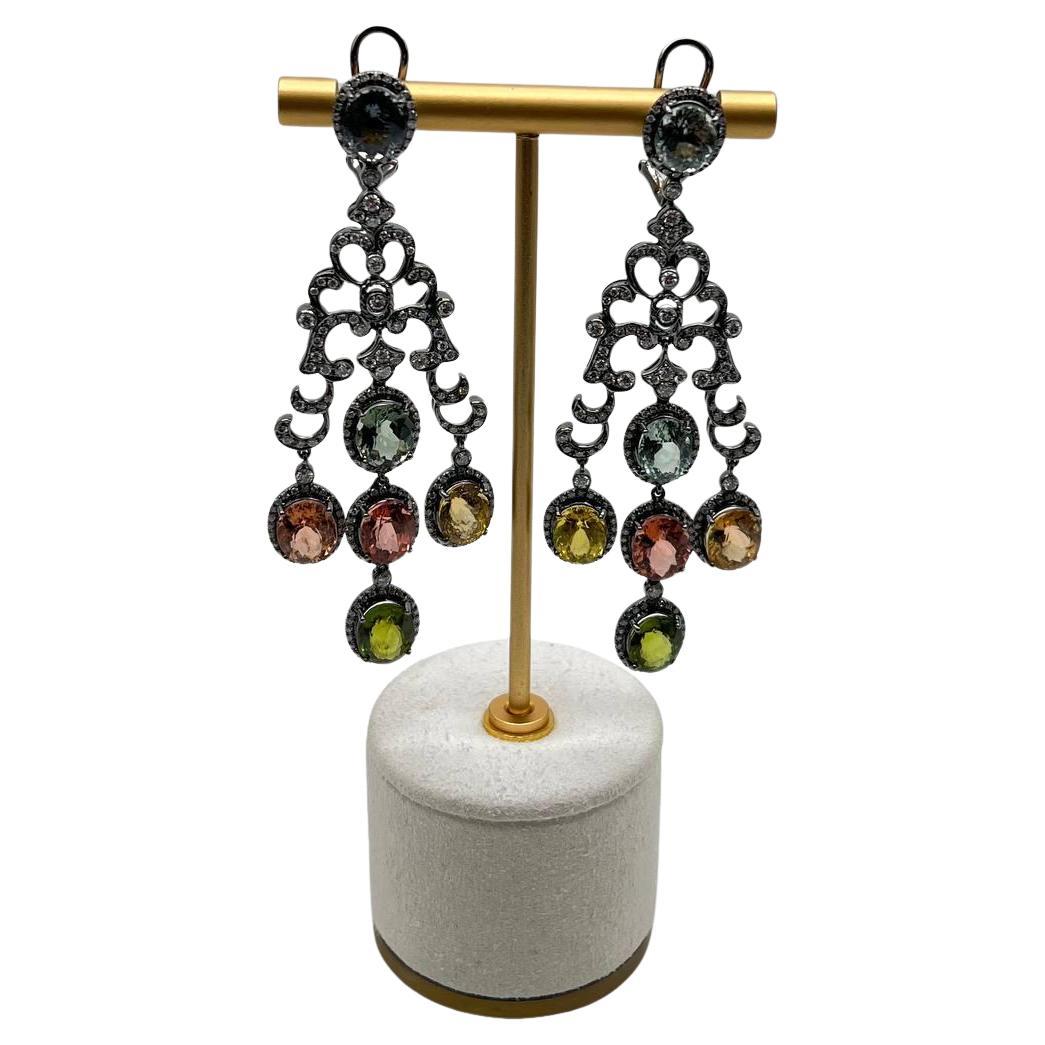 Pendientes de oro blanco negro de 18 quilates con turmalinas multicolores y halo de diamantes