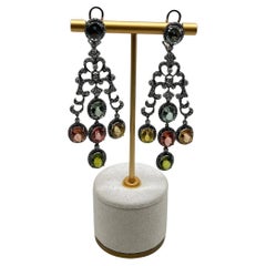 Pendientes de oro blanco negro de 18 quilates con turmalinas multicolores y halo de diamantes
