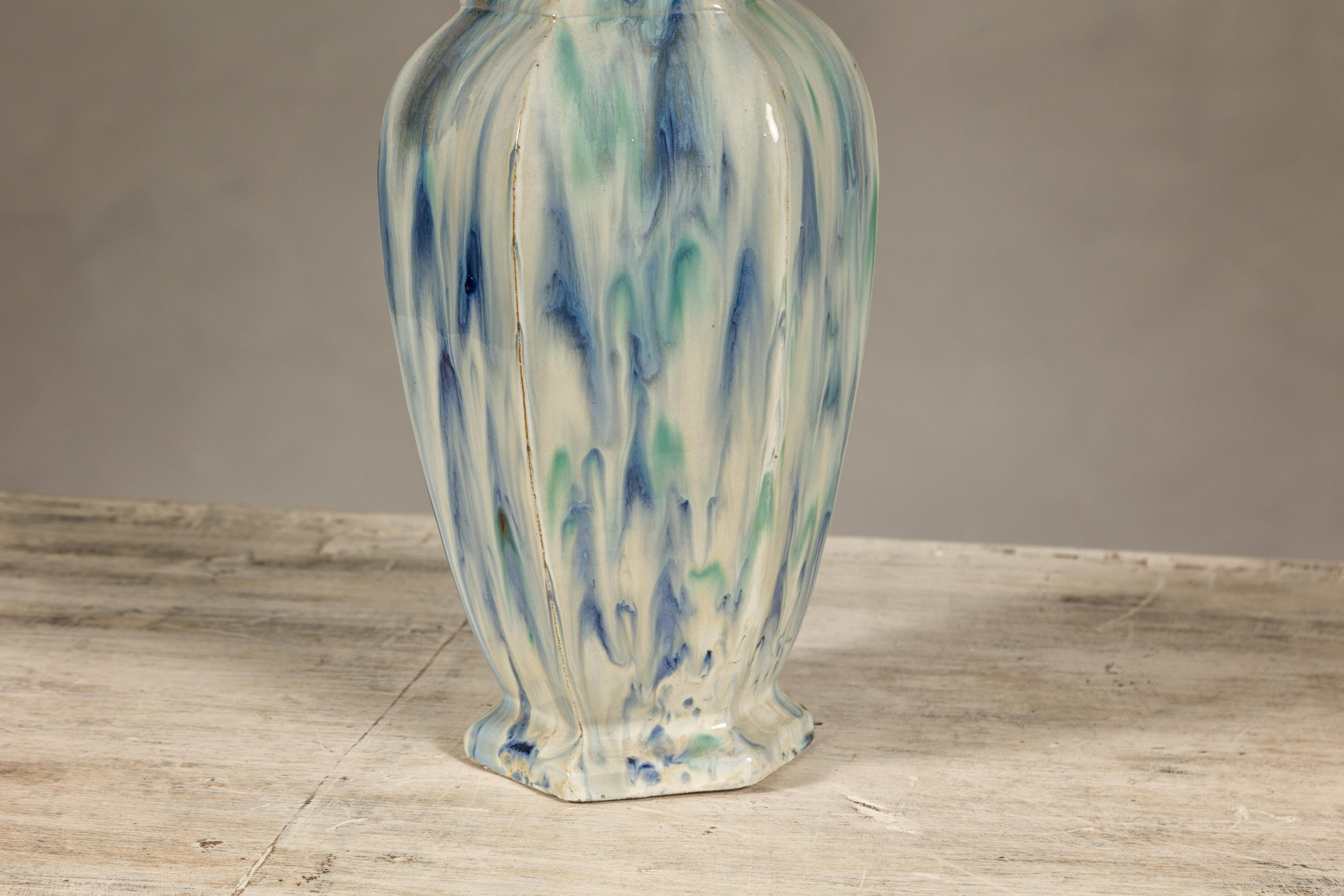 Mehrfarbige Vase mit blauem und grünem Tropf-Akzent auf cremefarbenem Grund im Angebot 4