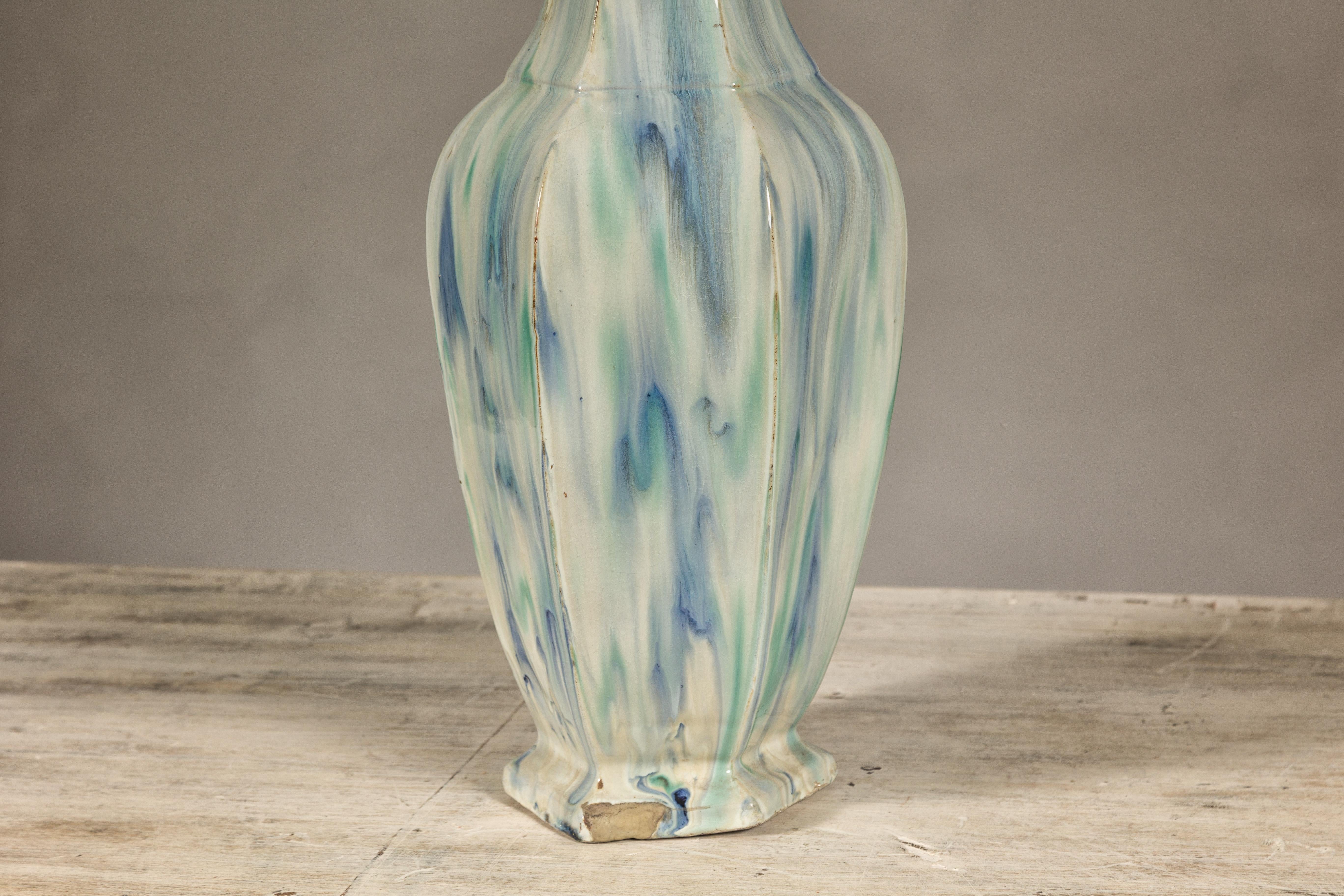 Mehrfarbige Vase mit blauem und grünem Tropf-Akzent auf cremefarbenem Grund im Angebot 8