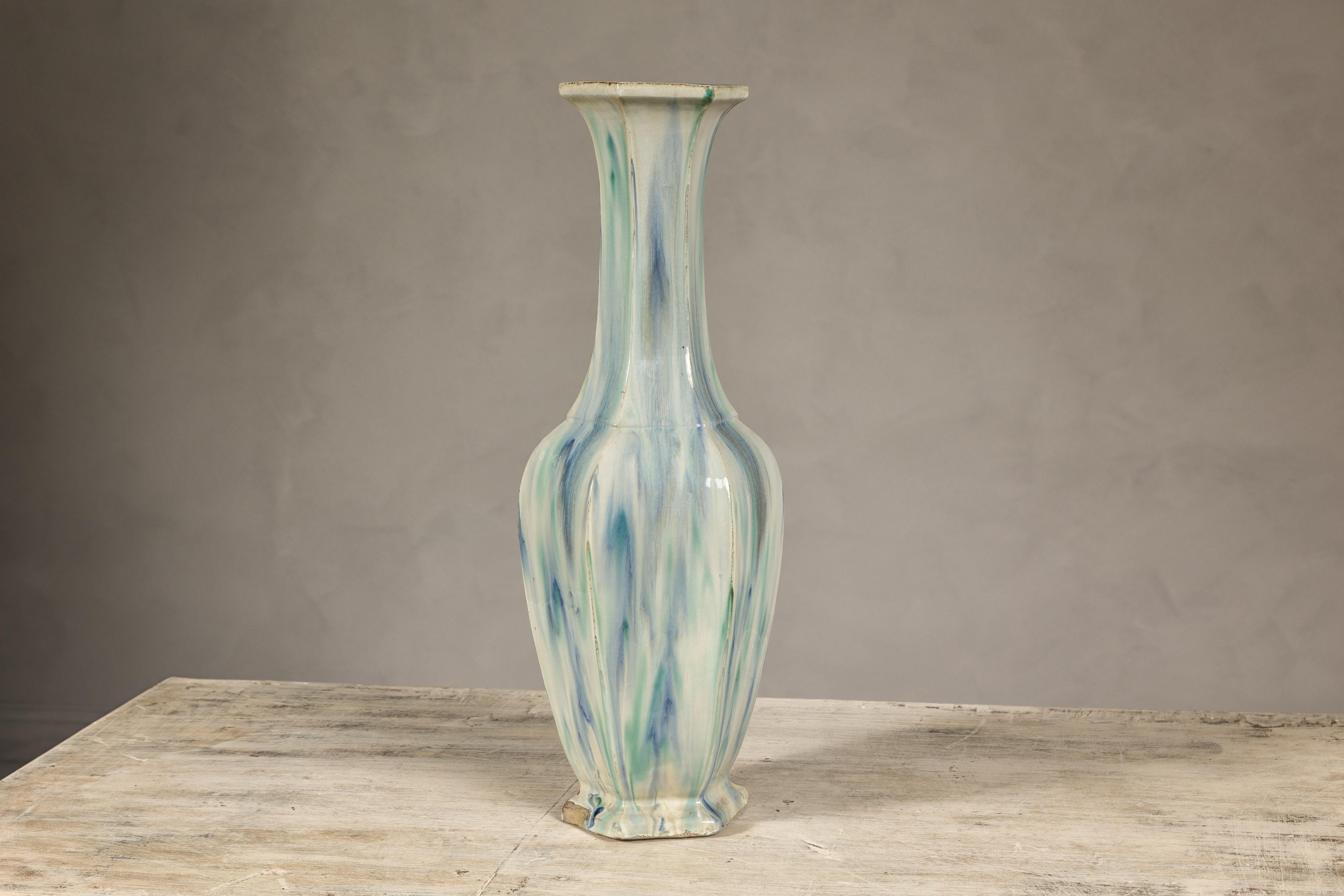 Mehrfarbige Vase mit blauem und grünem Tropf-Akzent auf cremefarbenem Grund im Angebot 9