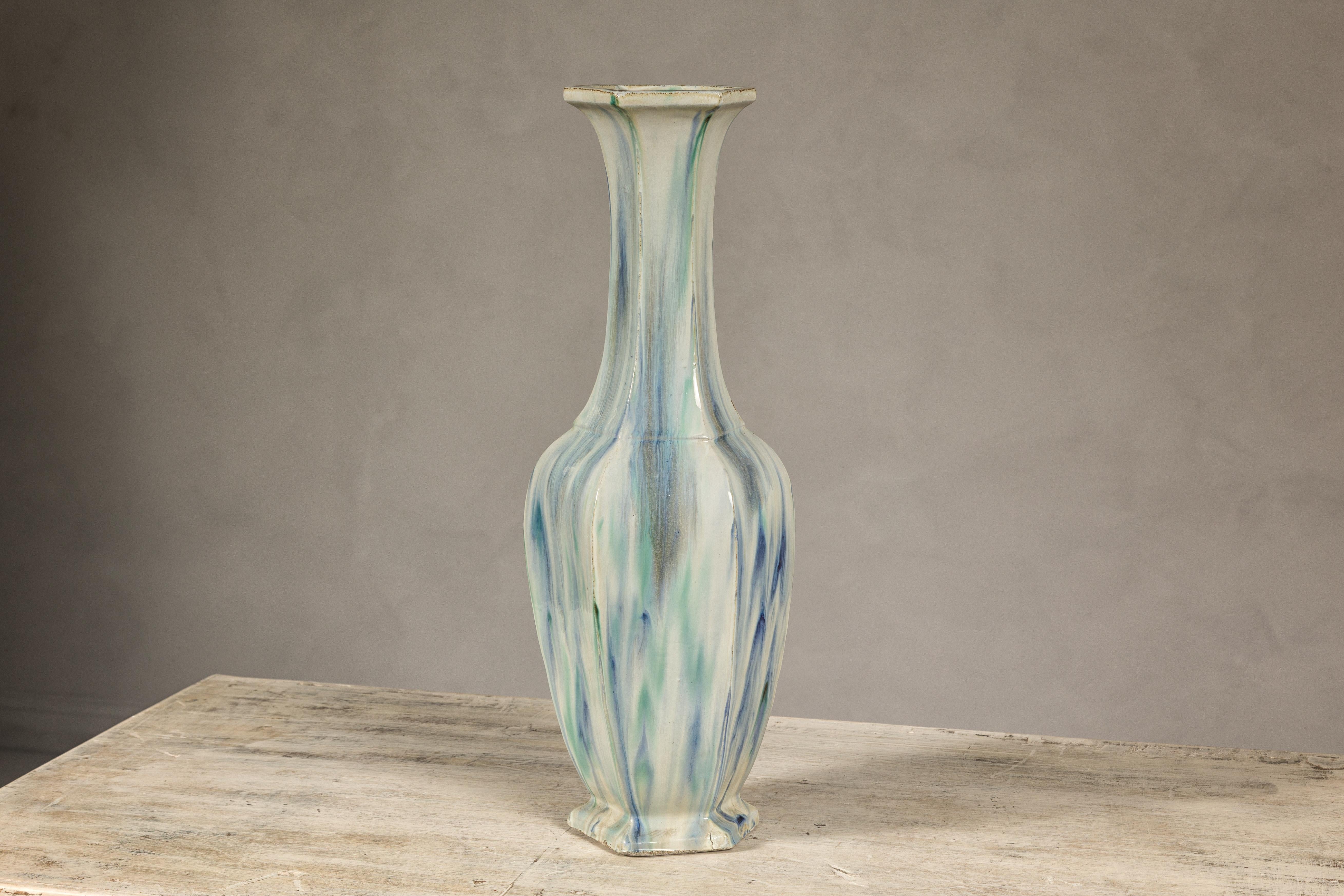 Mehrfarbige Vase mit blauem und grünem Tropf-Akzent auf cremefarbenem Grund im Angebot 10