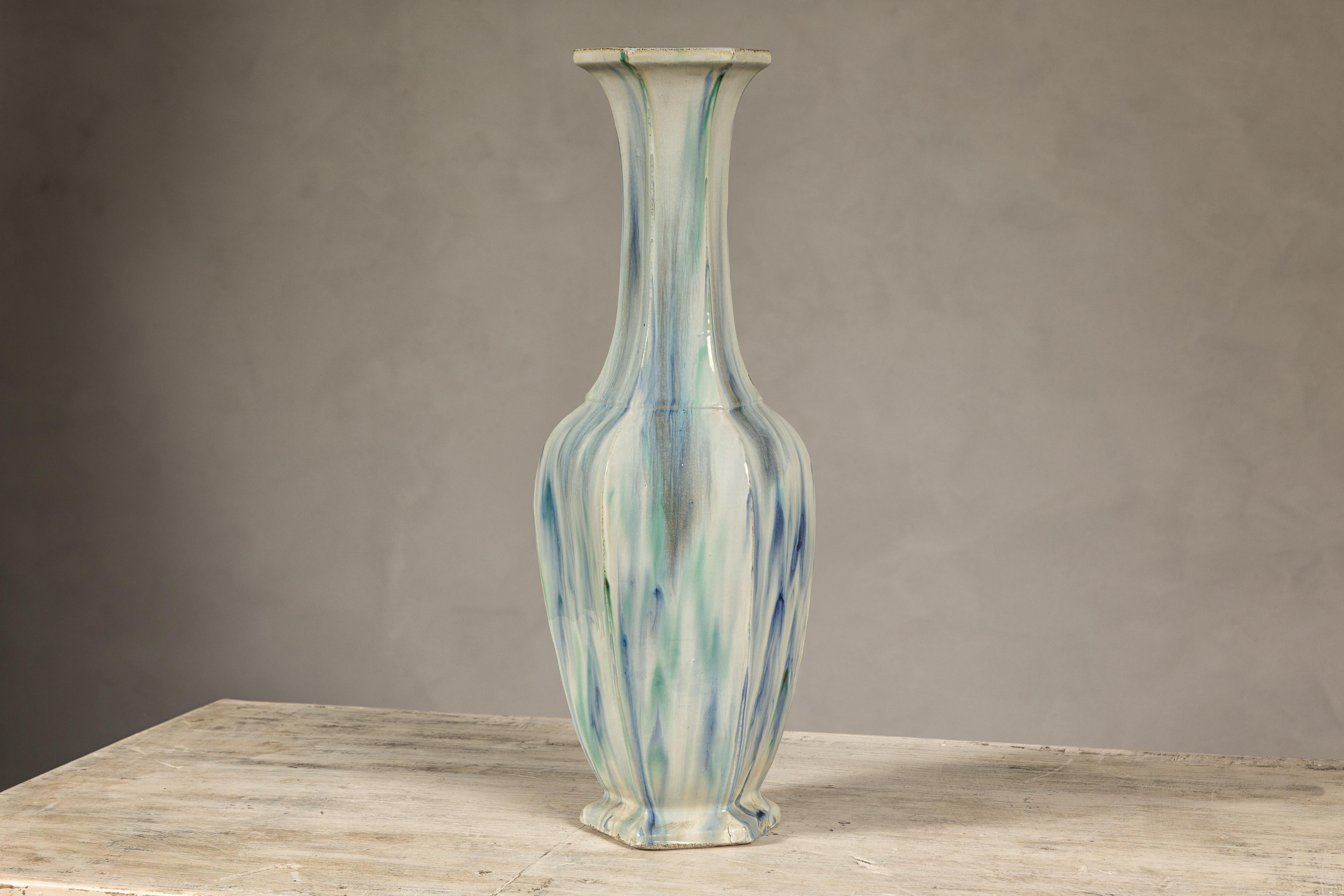 Mehrfarbige Vase mit blauem und grünem Tropf-Akzent auf cremefarbenem Grund im Angebot 11