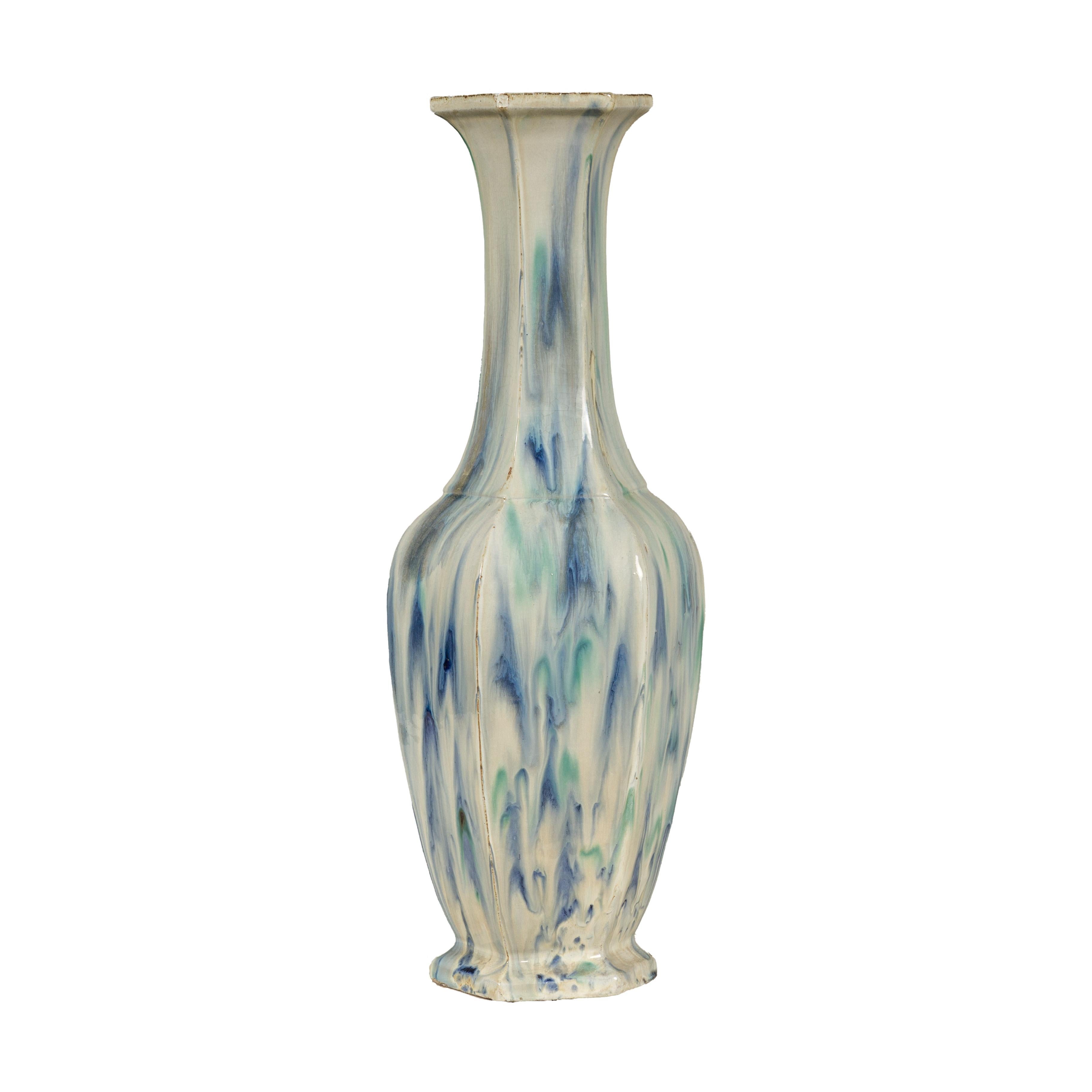 Mehrfarbige Vase mit blauem und grünem Tropf-Akzent auf cremefarbenem Grund im Angebot 12