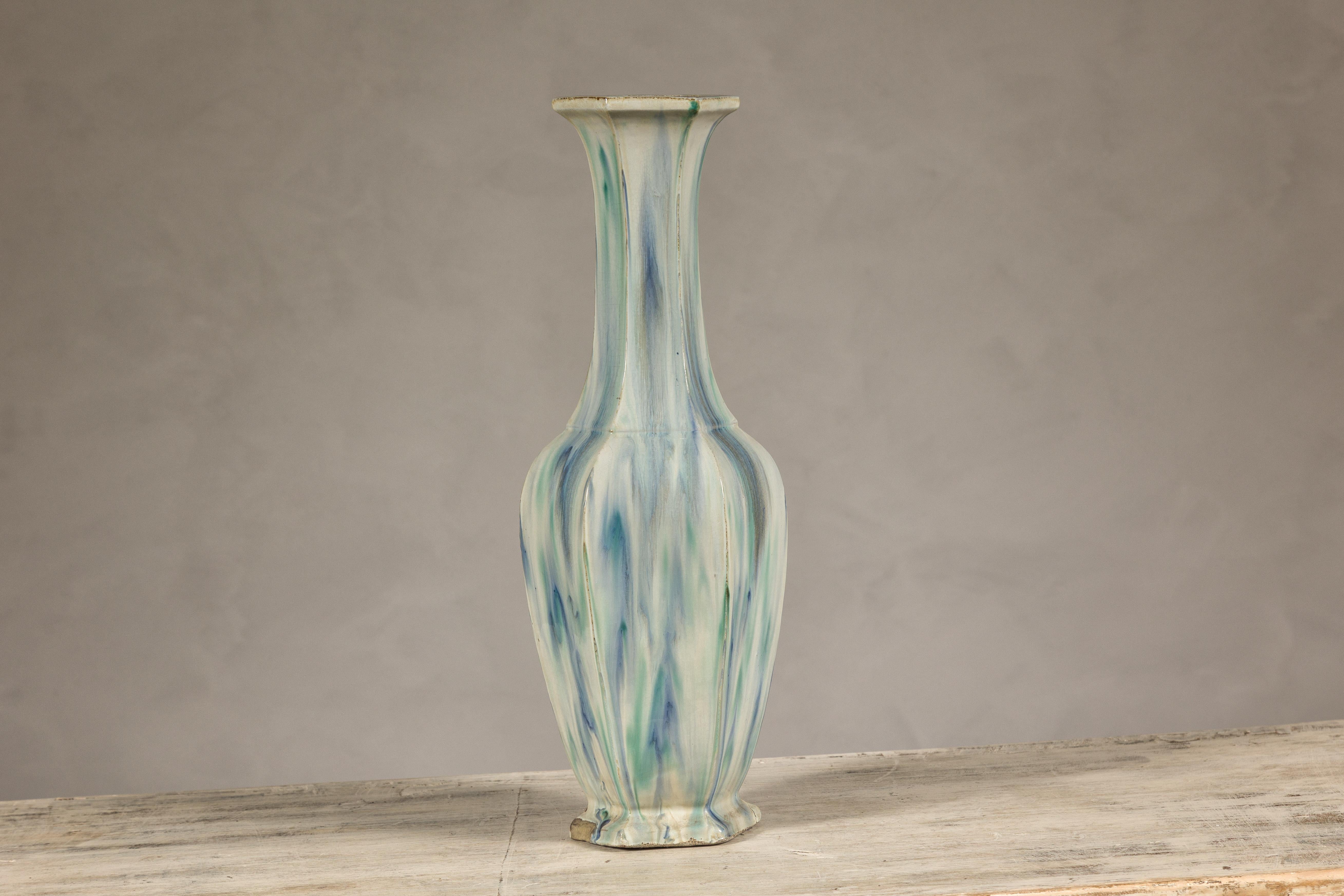 Mehrfarbige Vase mit blauem und grünem Tropf-Akzent auf cremefarbenem Grund (Glasiert) im Angebot