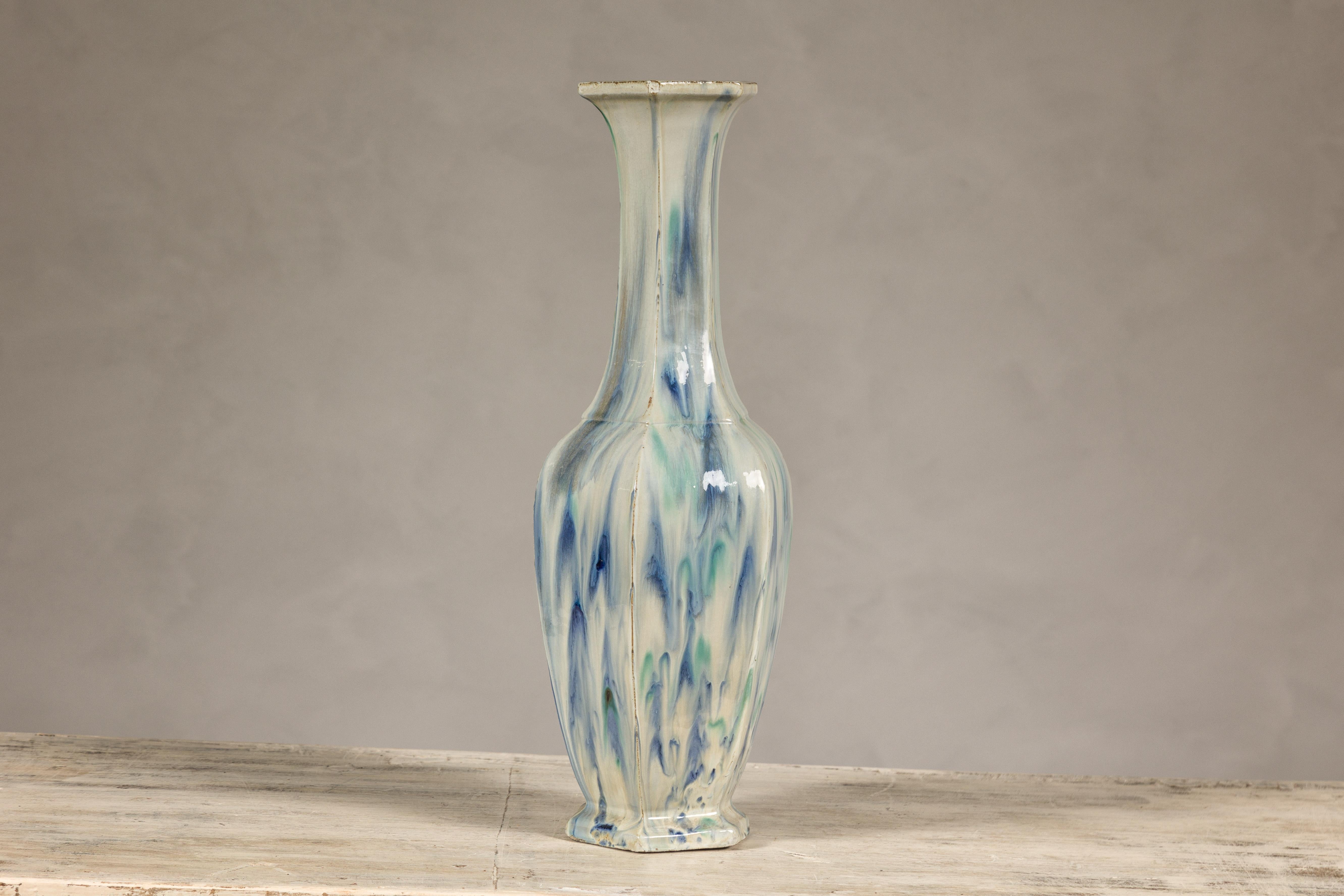 Mehrfarbige Vase mit blauem und grünem Tropf-Akzent auf cremefarbenem Grund im Zustand „Gut“ im Angebot in Yonkers, NY