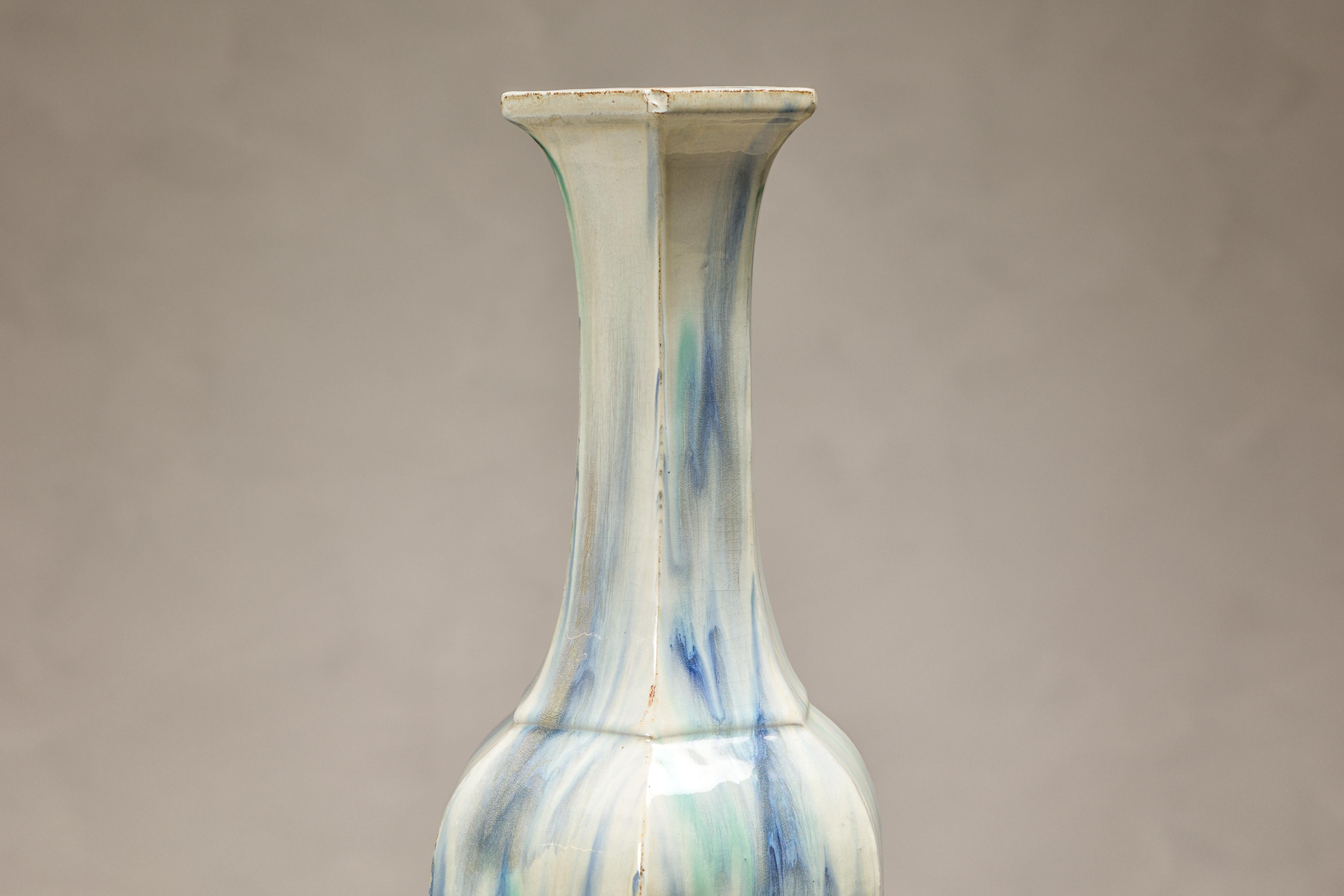 Mehrfarbige Vase mit blauem und grünem Tropf-Akzent auf cremefarbenem Grund (20. Jahrhundert) im Angebot