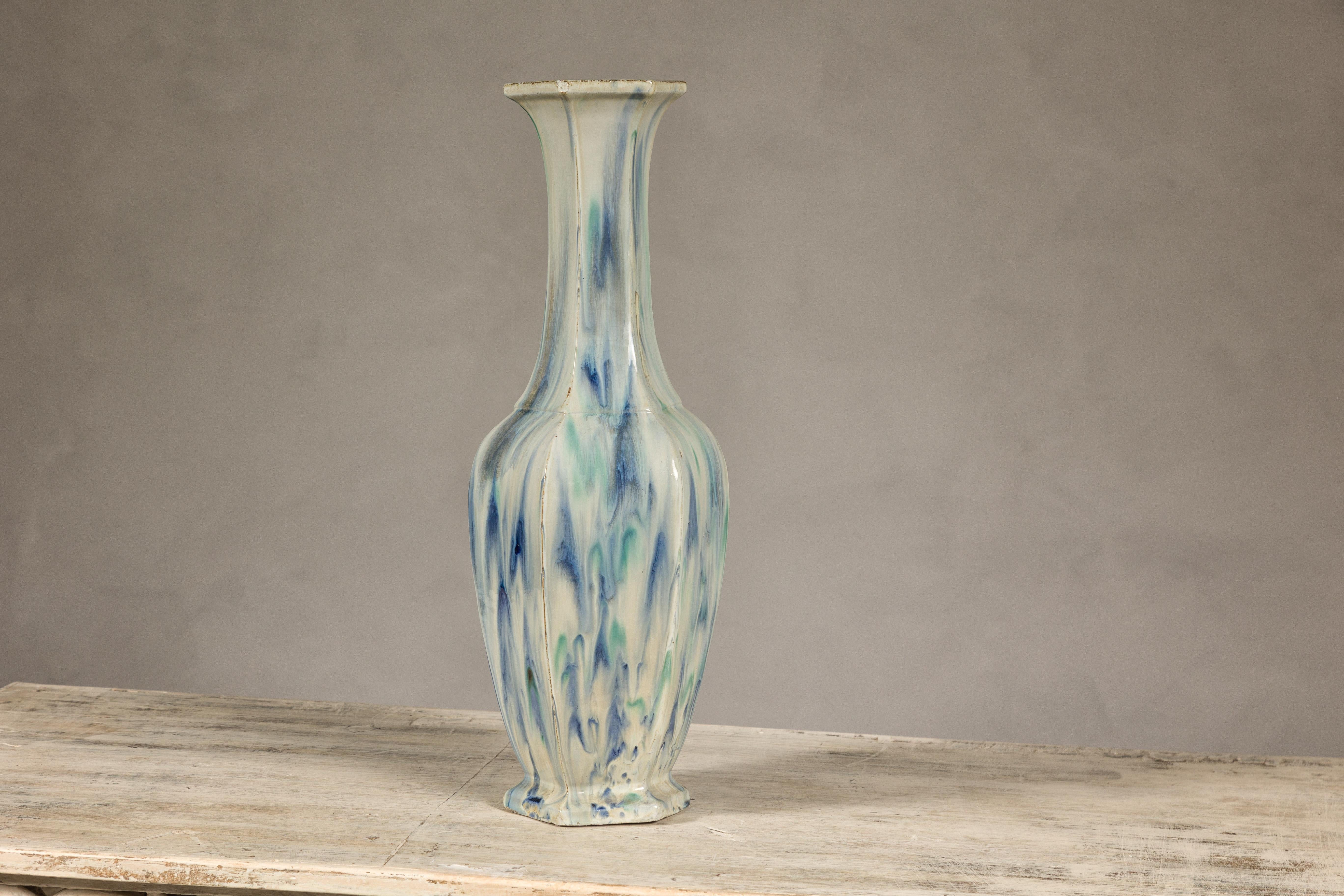 Mehrfarbige Vase mit blauem und grünem Tropf-Akzent auf cremefarbenem Grund im Angebot 1
