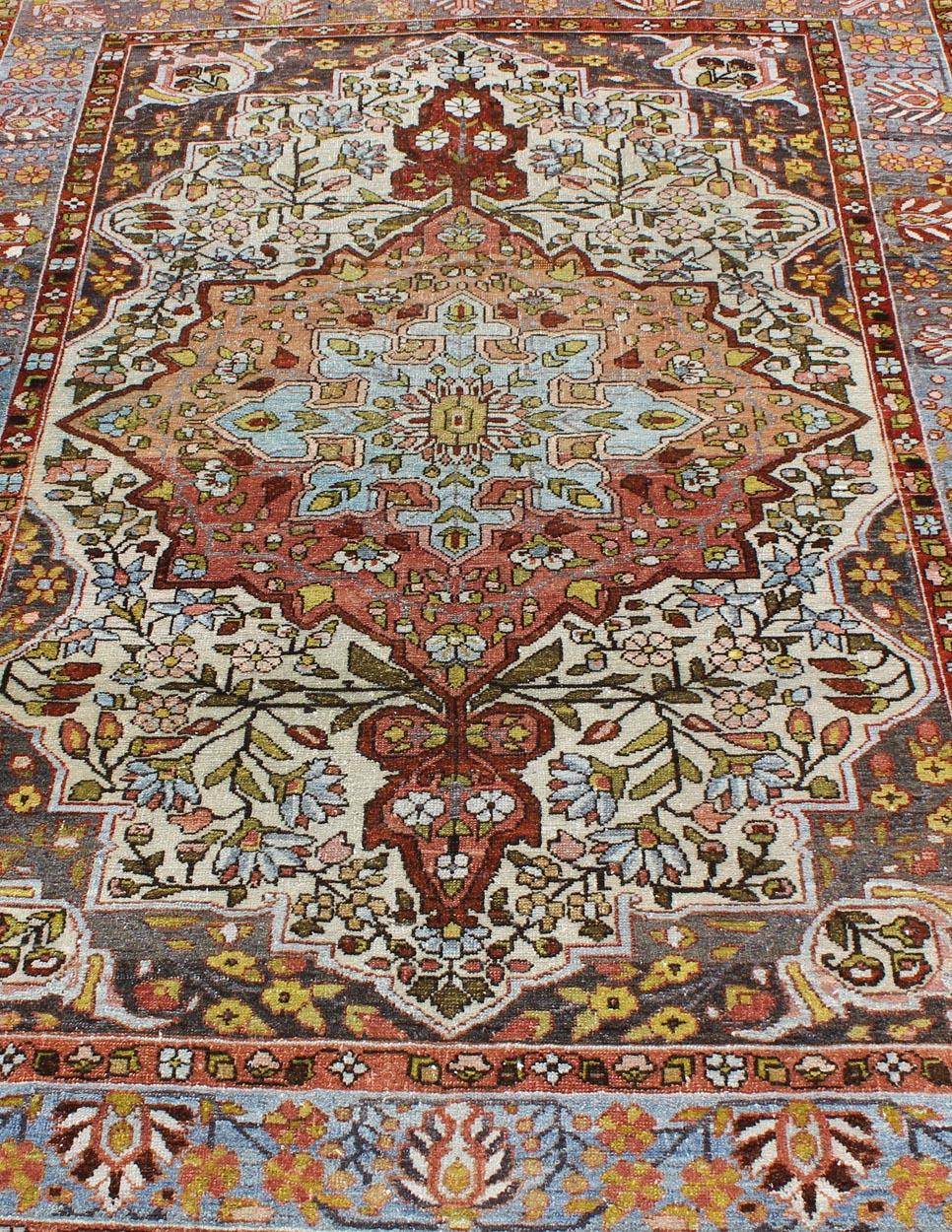 Tapis persan ancien Bakhtiari multicolore et ivoire avec médaillon à fleurs en vente 3
