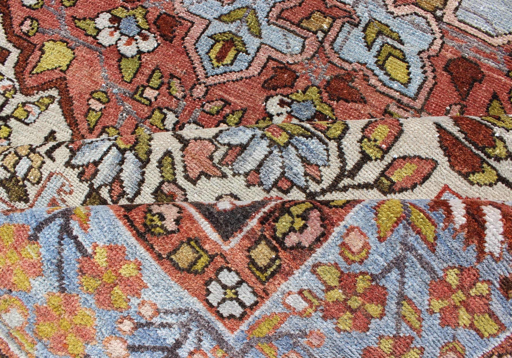 Noué à la main Tapis persan ancien Bakhtiari multicolore et ivoire avec médaillon à fleurs en vente