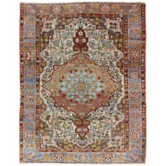 Tapis persan ancien Bakhtiari multicolore et ivoire avec médaillon à fleurs