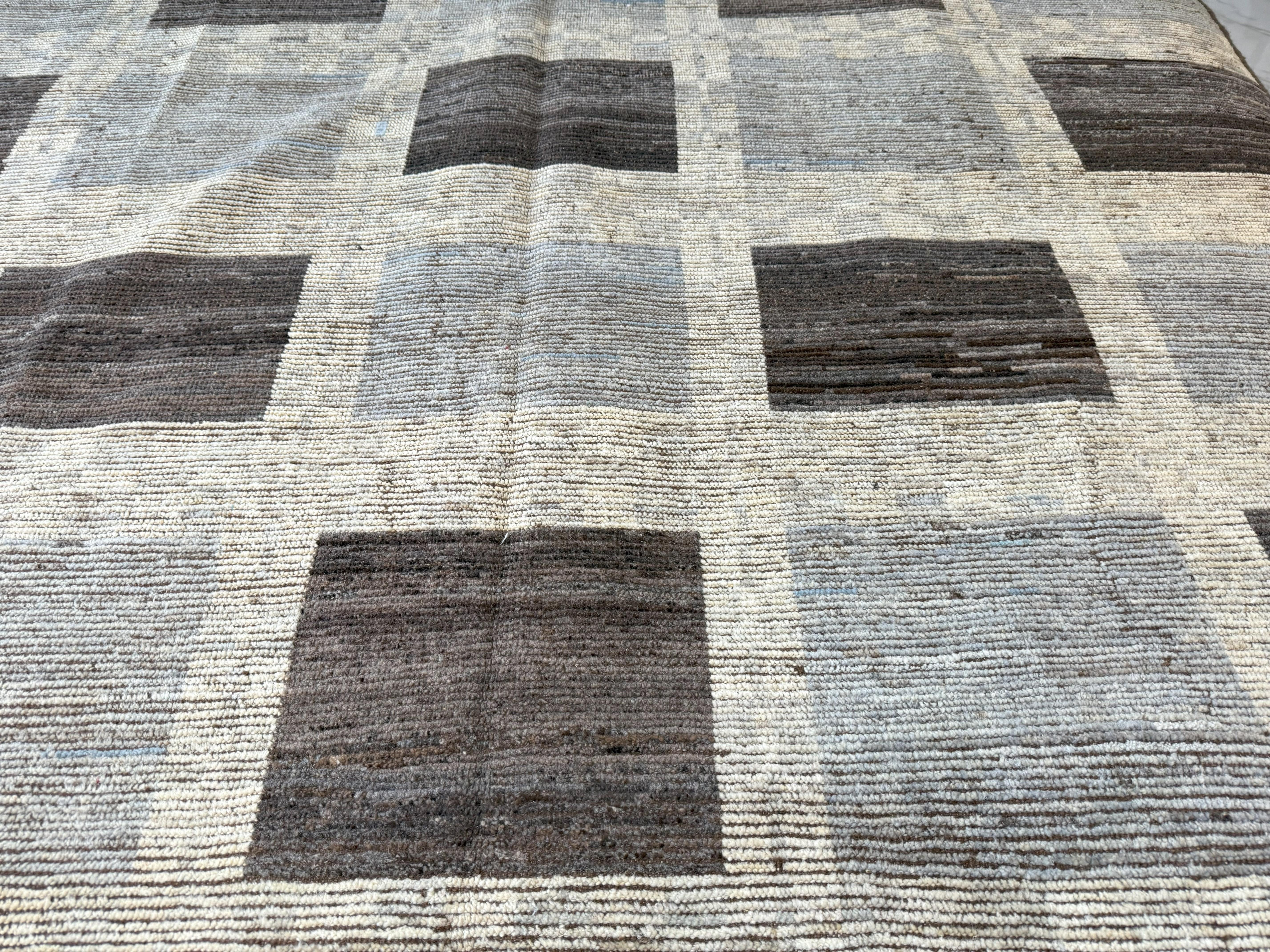 Dieser mehrfarbige marokkanische Teppich mit Kastenmuster stammt aus unserer neuesten Kollektion moderner marokkanischer Designs und wurde in Pakistan handgefertigt und handgeknüpft. Es hat eine Baumwollbasis und ist aus reinen Ziegenwollgarnen