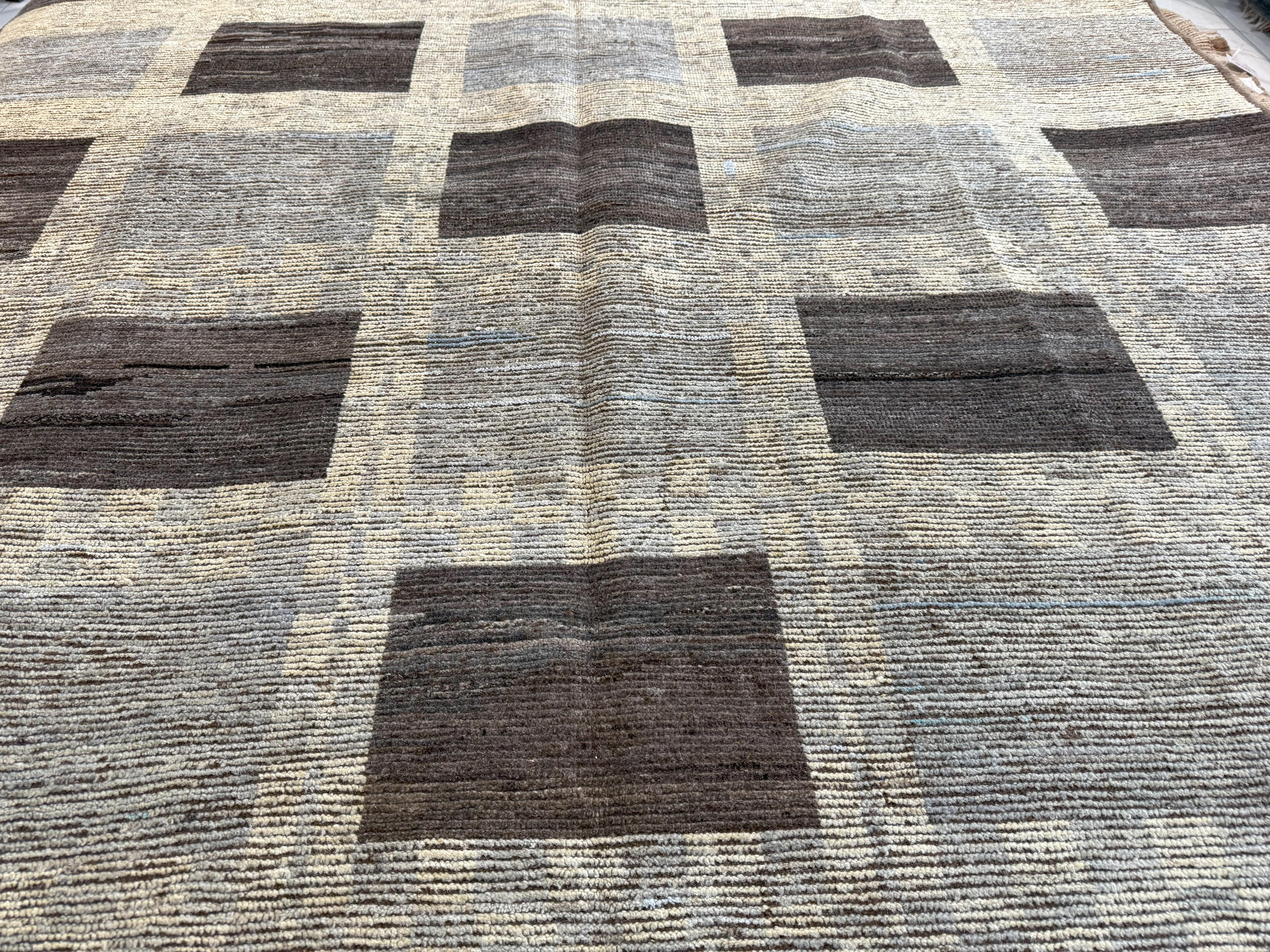 Mehrfarbiges Kastenmuster Marokkanischer Design-Teppich im Zustand „Neu“ im Angebot in West Hollywood, CA