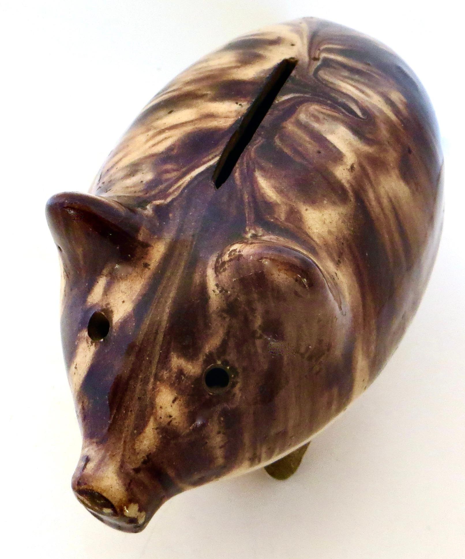 Ein marmoriertes Braun mit einem beigefarbenen handbemalten Unterboden dominiert das Farbschema dieser authentischen österreichischen Steingutbank aus dem 19. Dieses 