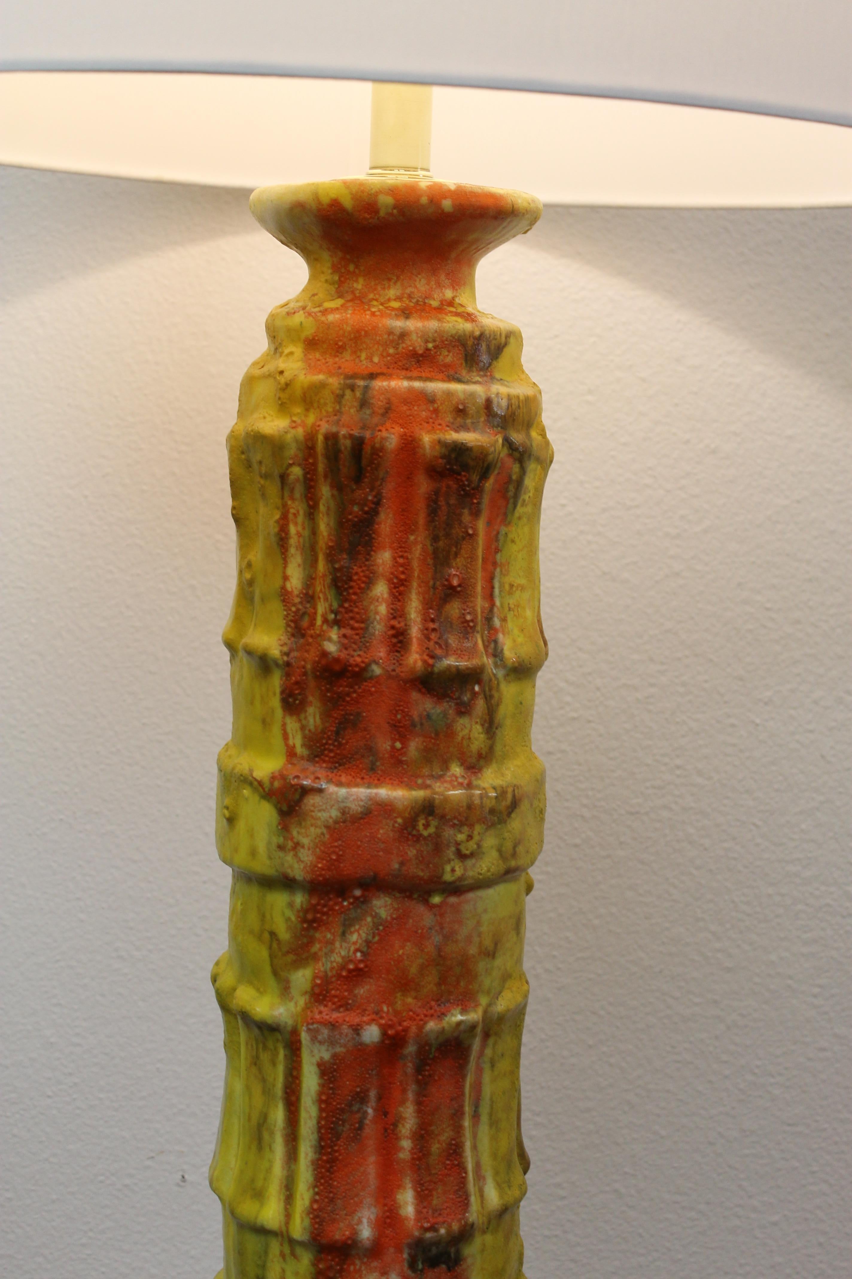 Lampe brutaliste multicolore en céramique composée de différentes nuances de jaunes, d'oranges et de verts.  Dans le style de Bitossi.  La lampe n'est pas signée et semble italienne. La partie en céramique mesure 27,5