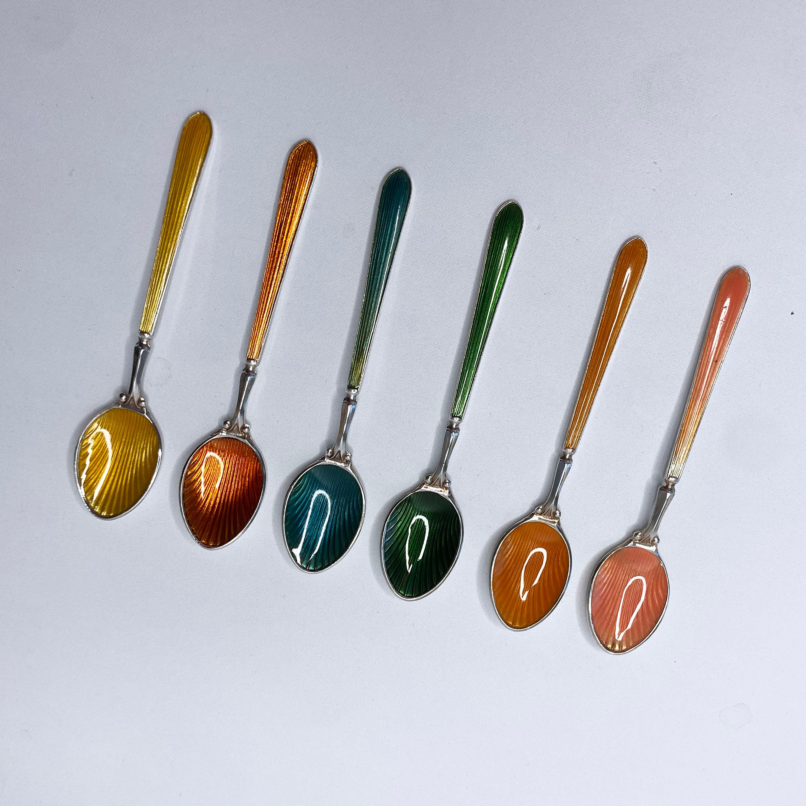 Mehrfarbiges Couchtisch-Set mit dekorativen Emaille-Löffeln für Damen oder Herren im Angebot