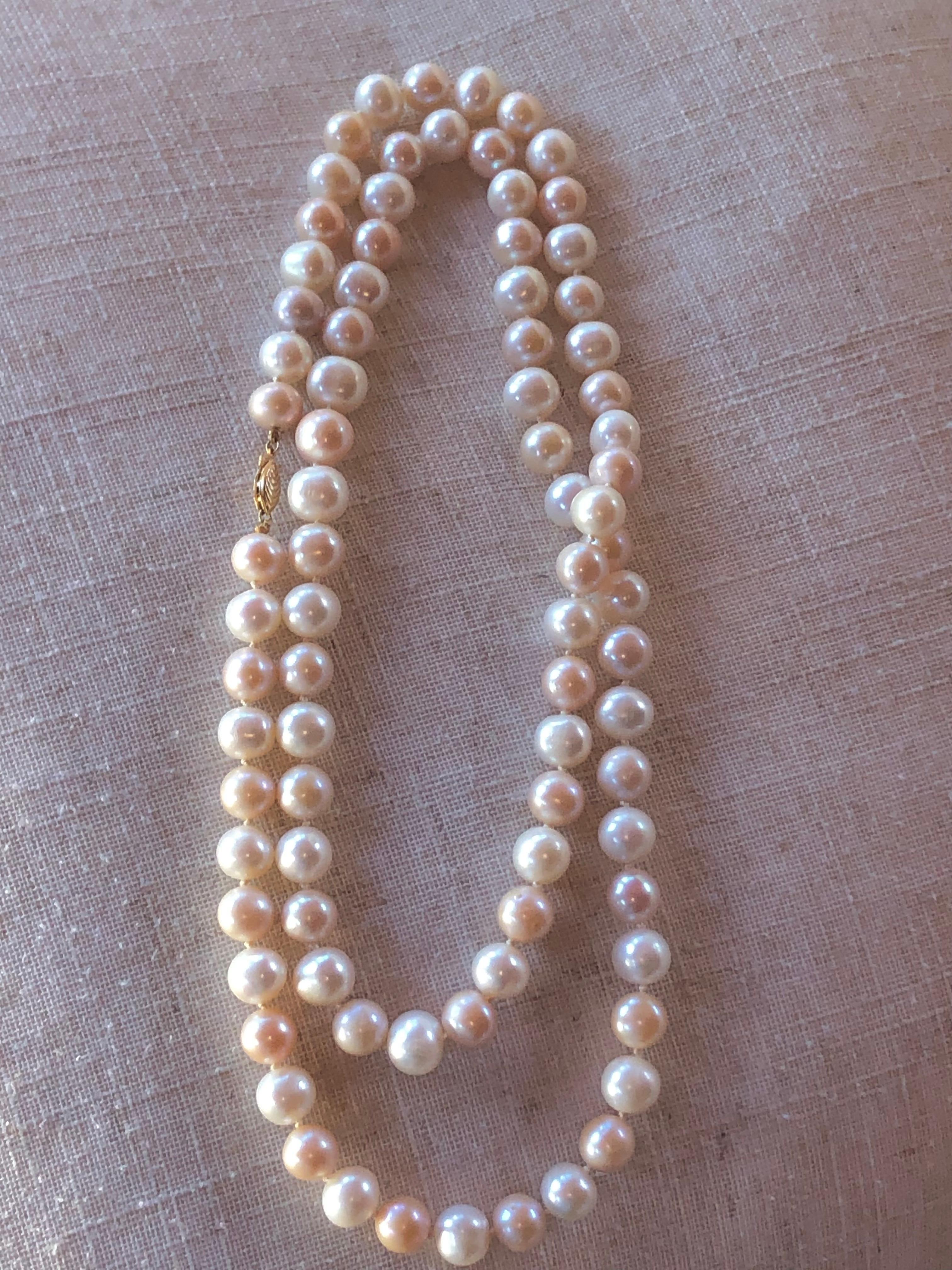 Una collana giocosa, caratterizzata da una serie di colori bianchi e rosa.  Perle coltivate dei mari del sud combinate in un delizioso stile lungo che può essere avvolto intorno al collo due volte.   
Collana in oro giallo 14k da 36 pollici 10,50 mm