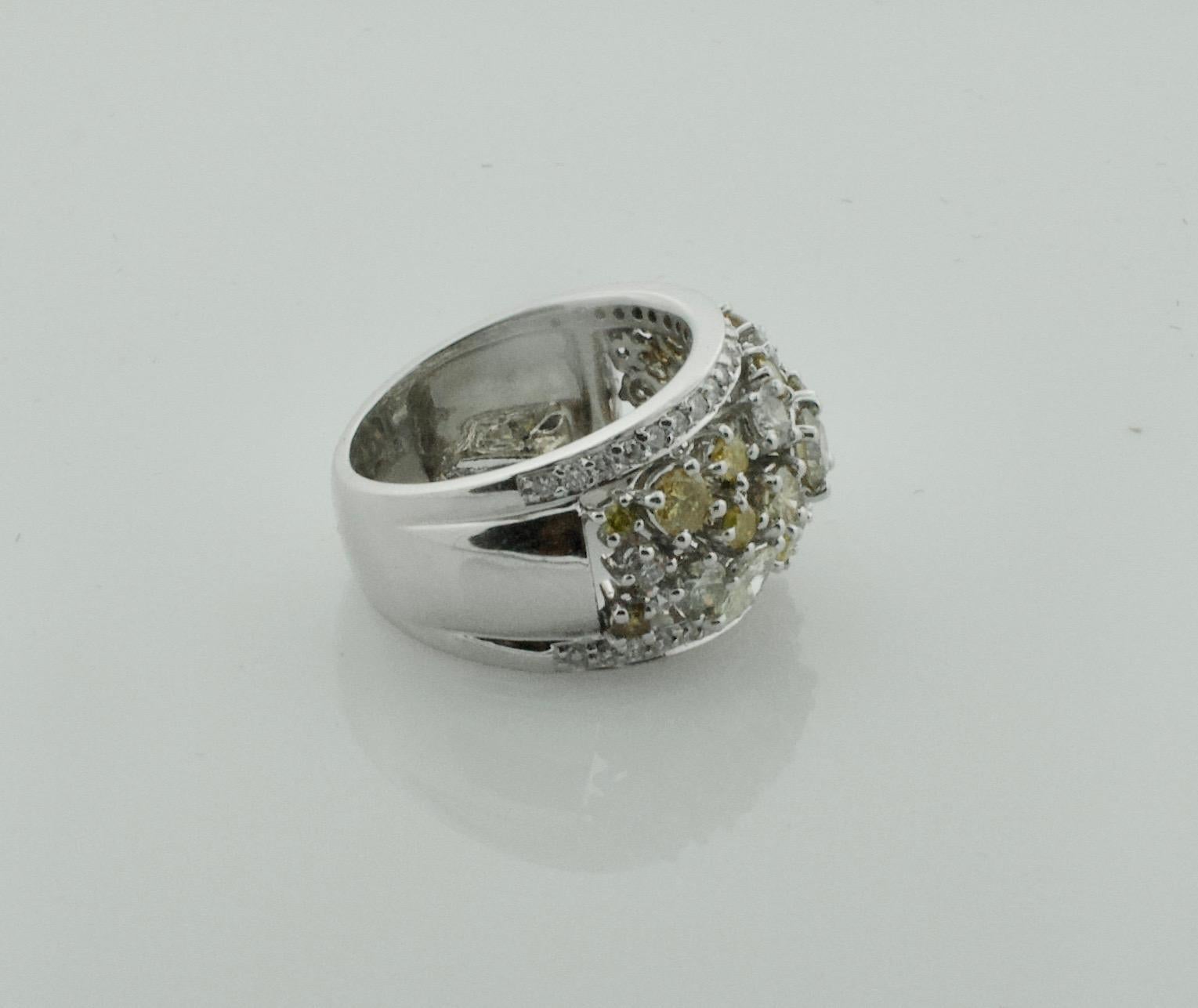 Multicolored Diamond Ring in 18 Karat 2.25 Total Weight In Excellent Condition For Sale In Wailea, HI
