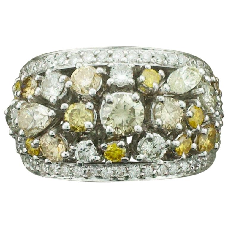 Bague en diamants multicolores en or 18 carats d'un poids total de 2,25 carats en vente