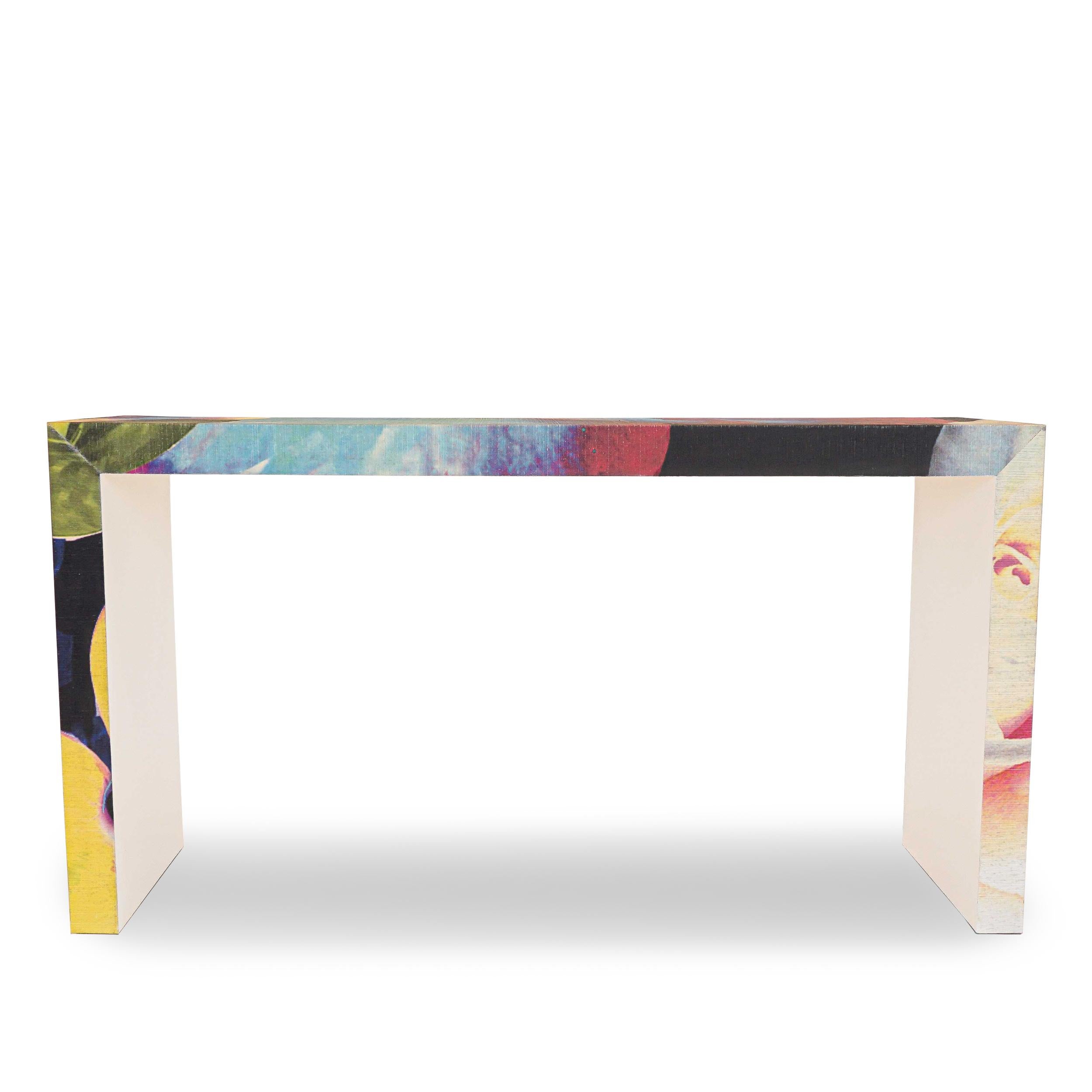La consola de cascada floral multicolor tiene un efecto de acuarela. Laca blanca por debajo. Cada uno es único.
Toda la pieza está acabada con una capa protectora que repele las manchas y los daños causados por el sol.
 
Medidas: 
Exterior: 60
