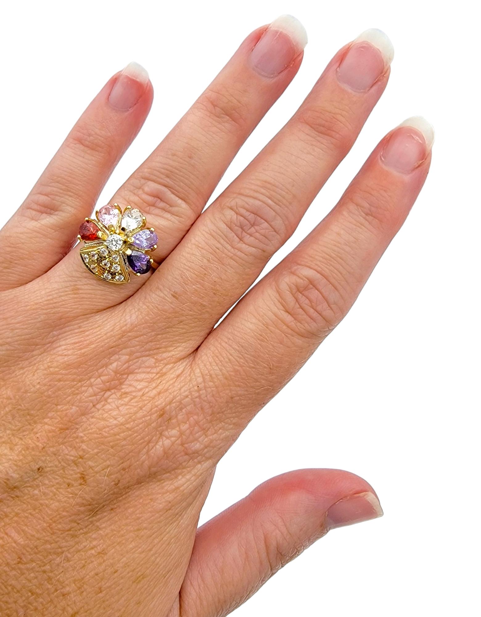 Anello Cocktail con gemme multicolori e fiori di diamante in oro giallo 18 carati in vendita 3